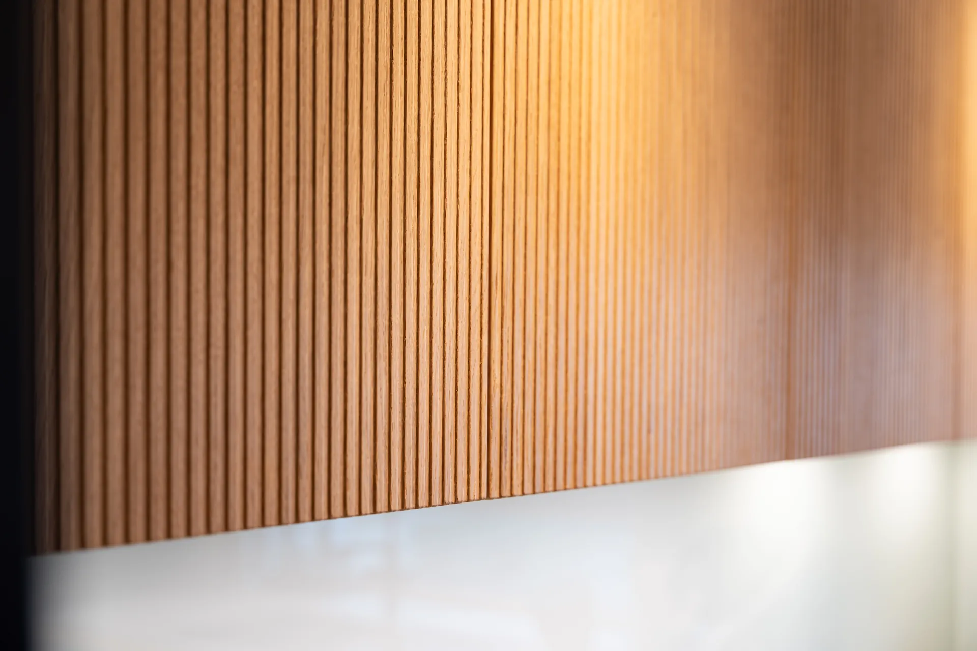 Grifflose Designküche in L-Form – Keramik und Holz mit Siemens