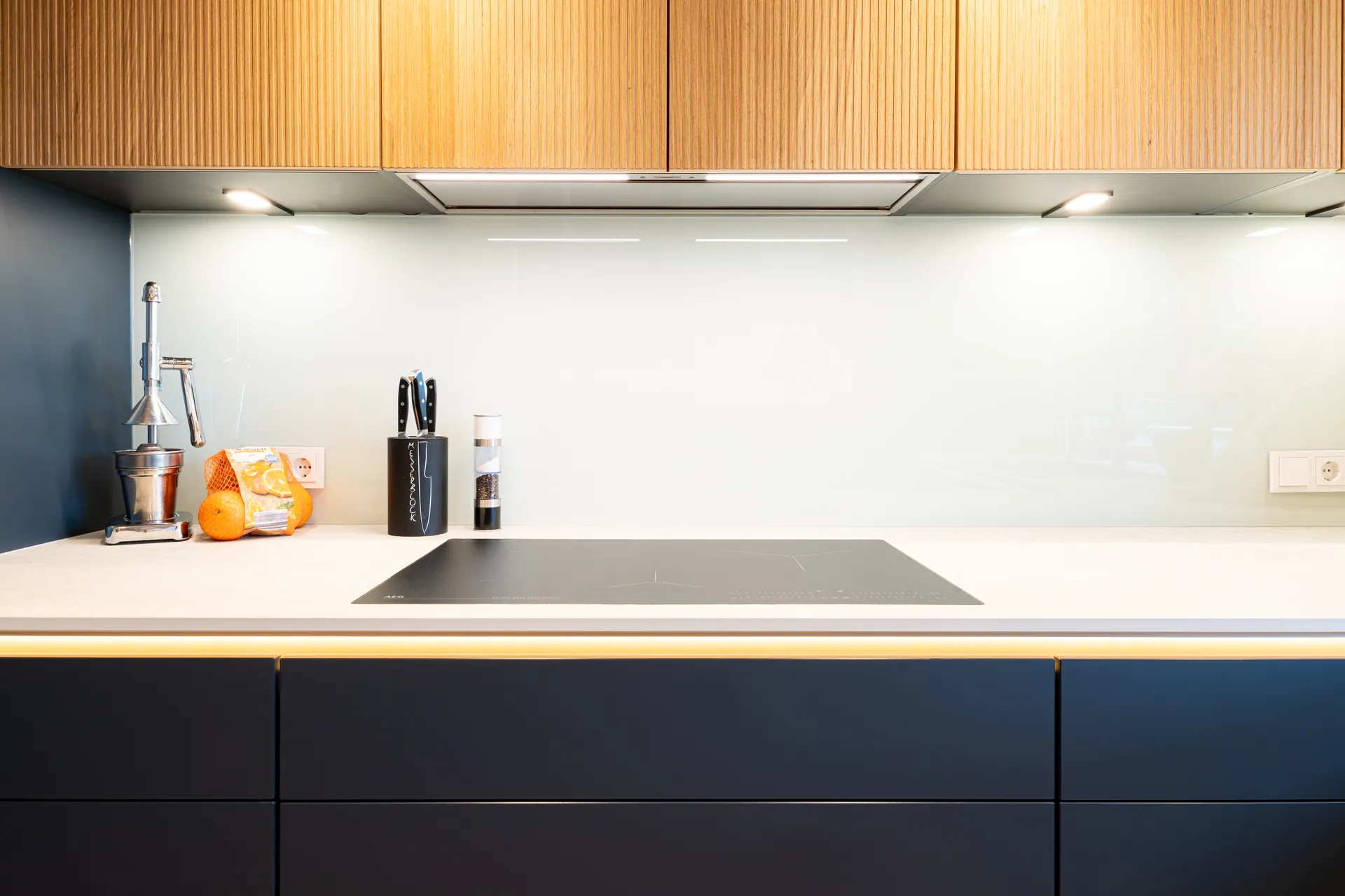 Grifflose Designküche in L-Form – Keramik und Holz mit Siemens