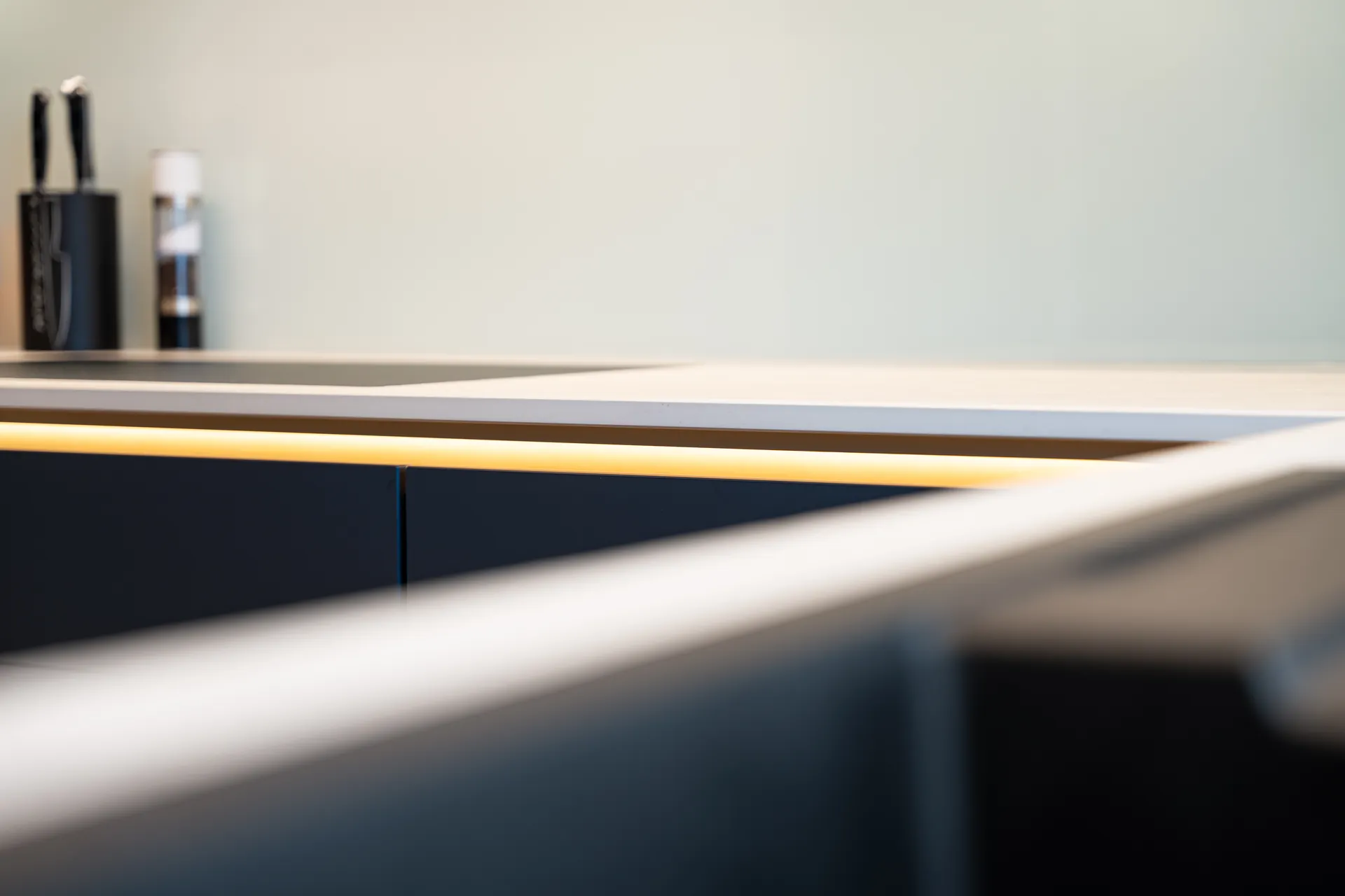 Grifflose Designküche in L-Form – Keramik und Holz mit Siemens