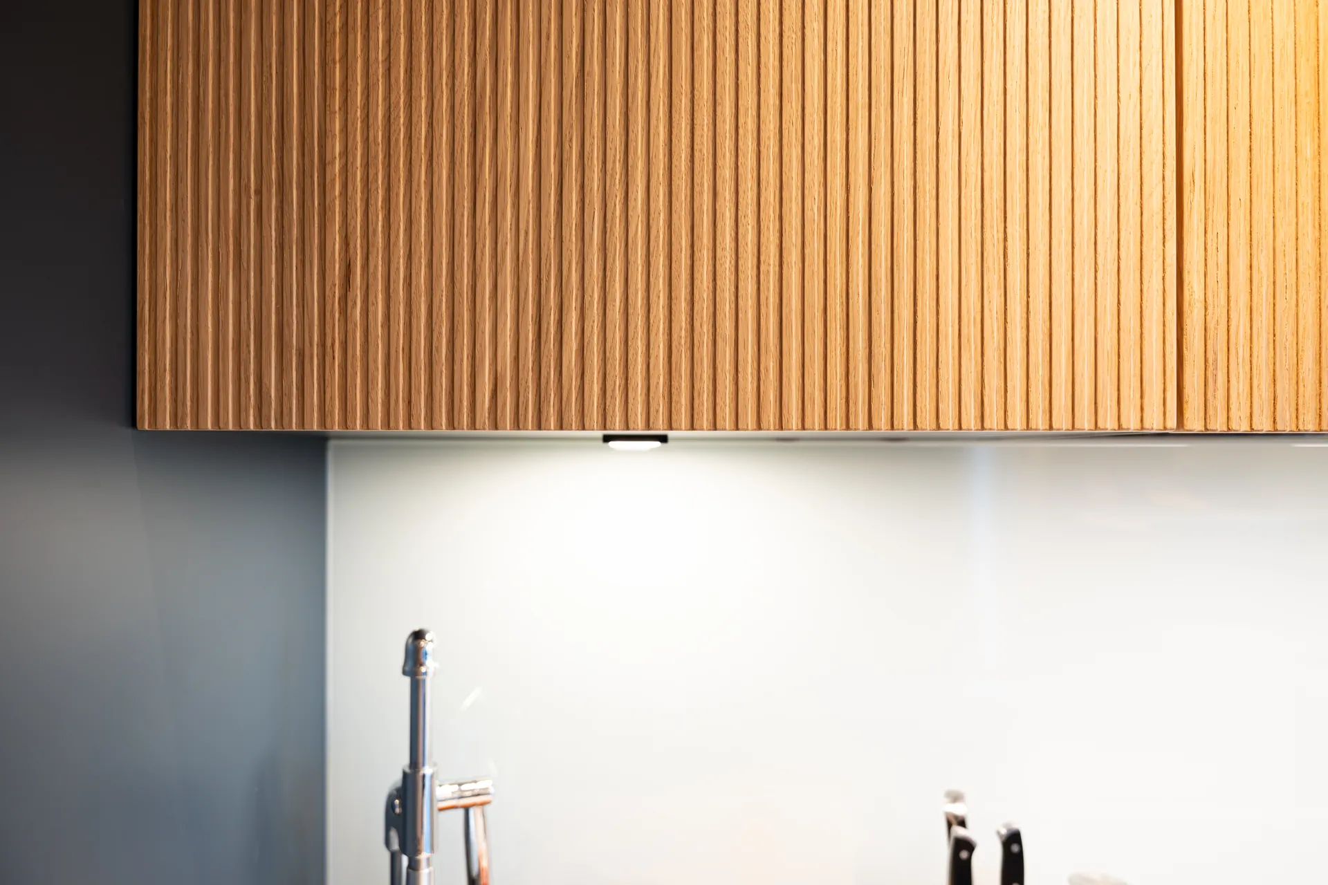 Grifflose Designküche in L-Form – Keramik und Holz mit Siemens