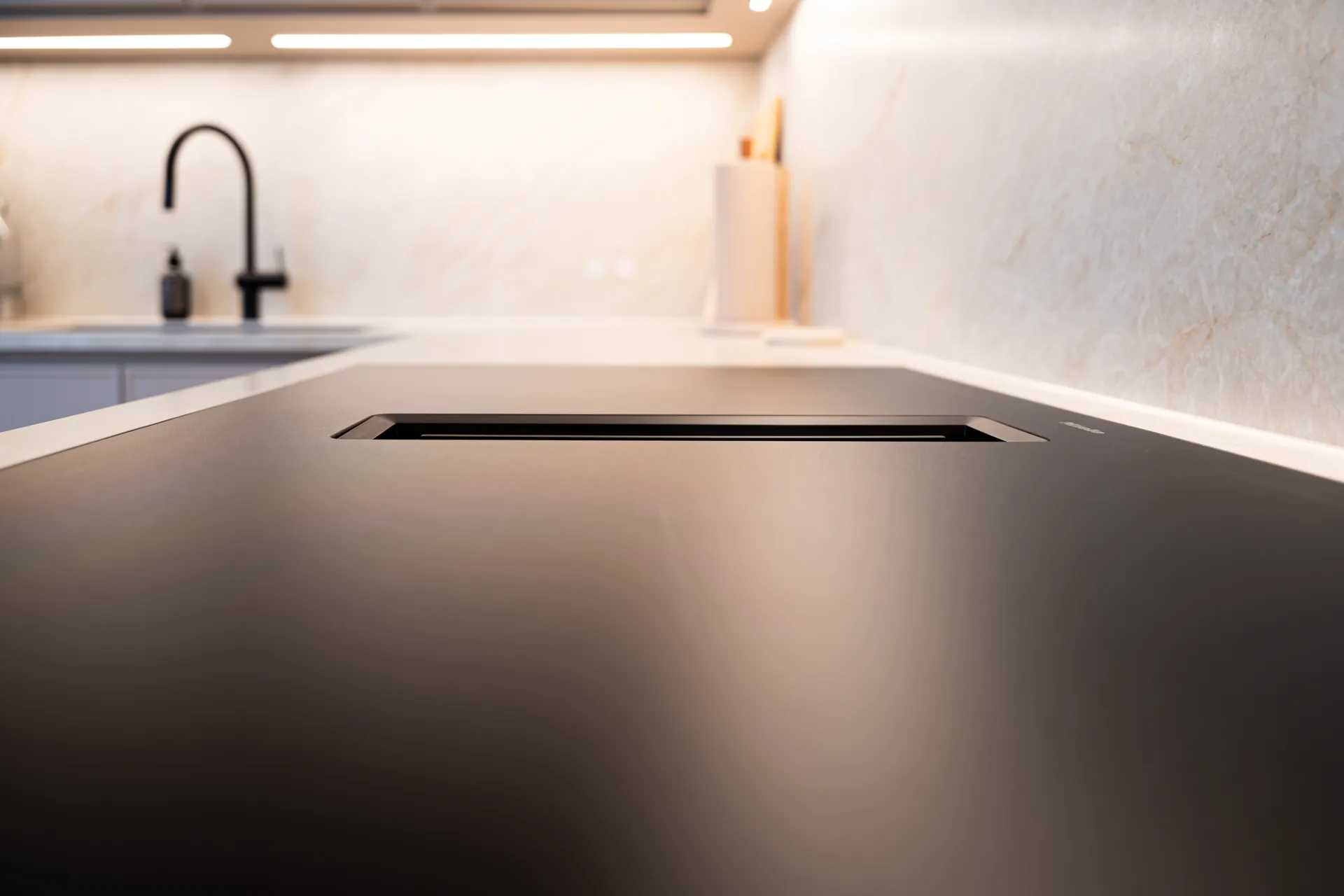 Grifflose Designküche mit Insel – L-Form mit Keramik und Miele