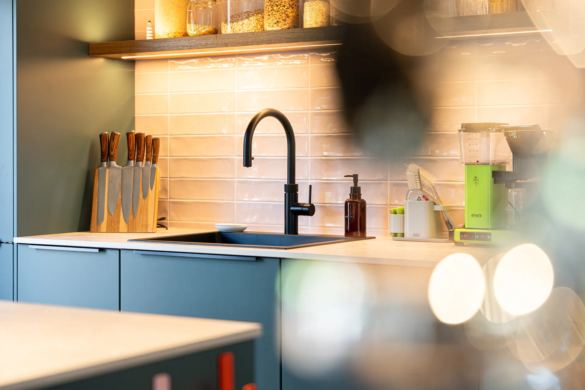 Designküche mit Insel – Zweizeilige Küche mit Holzdekor