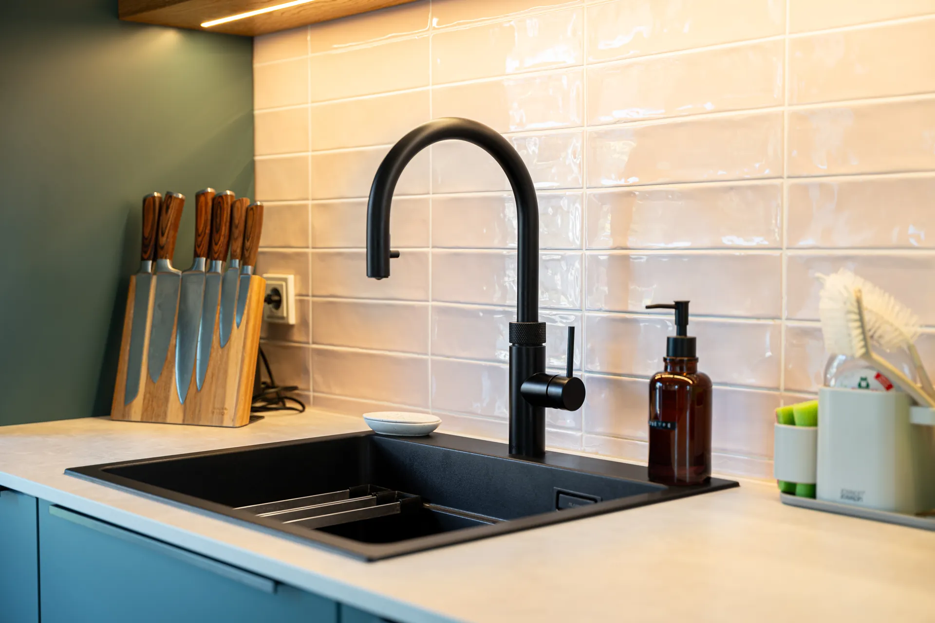 Designküche mit Insel – Zweizeilige Küche mit Holzdekor