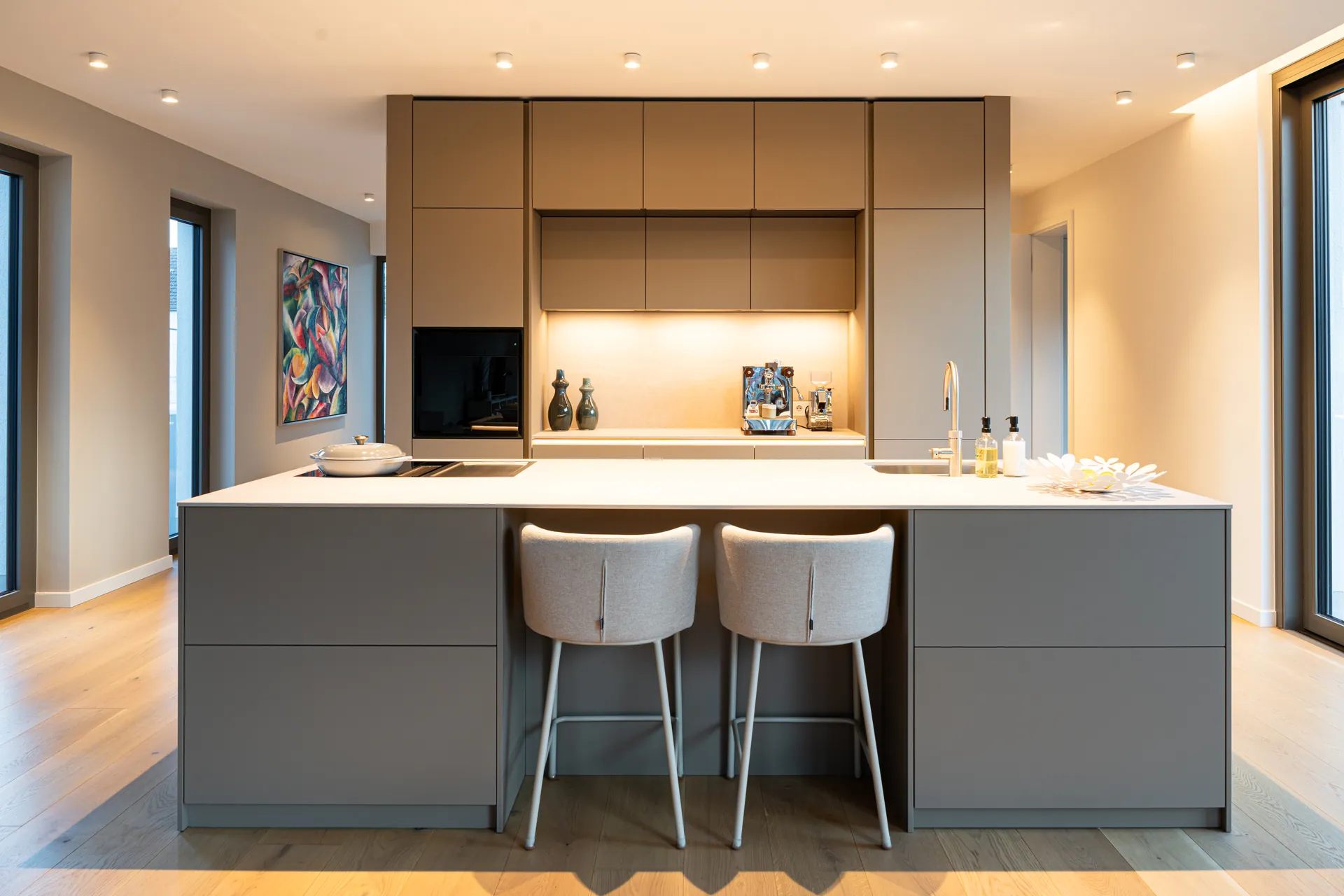 Grifflose Designküche mit Insel – Einzeilige Wohnküche mit Keramik