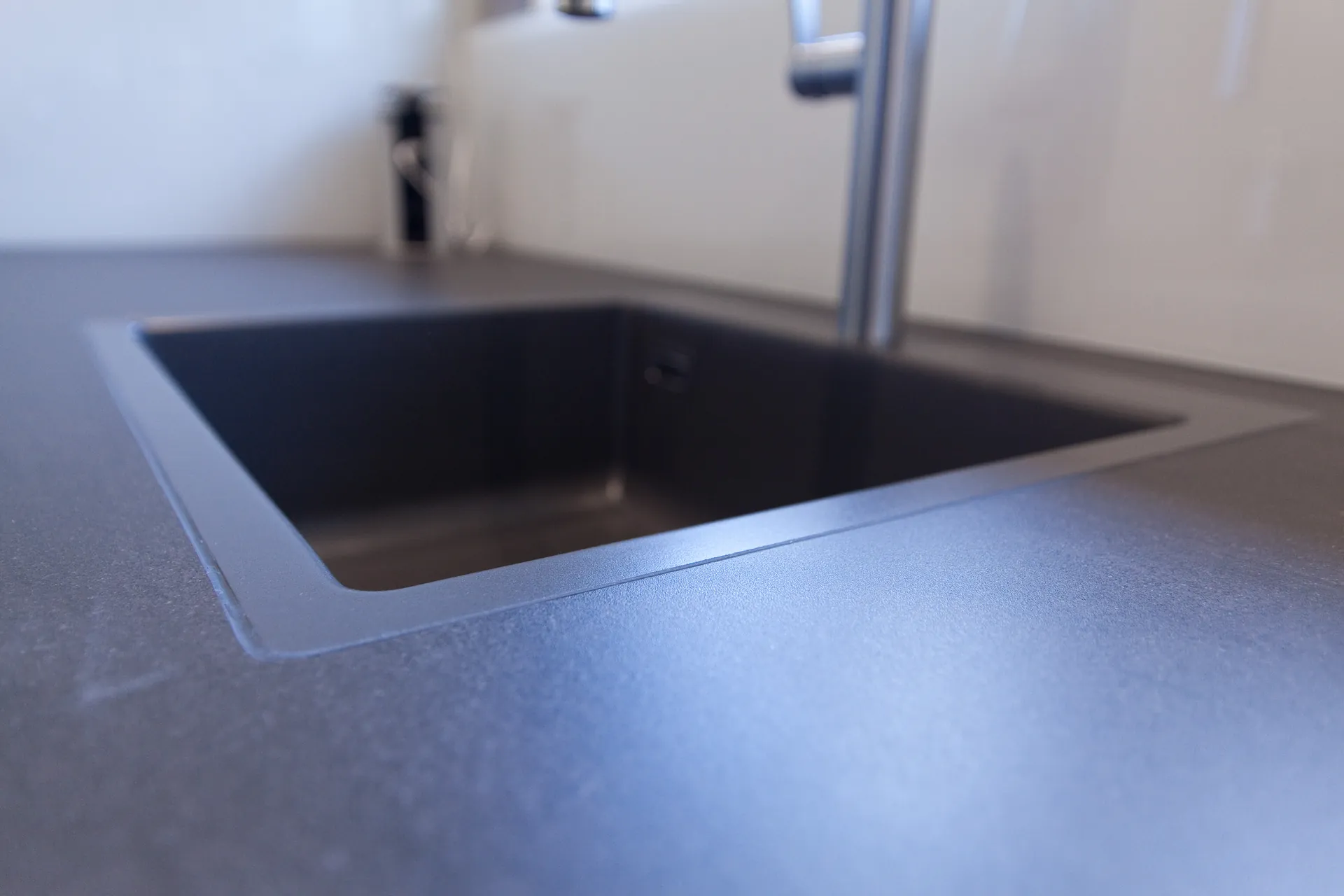 Designküche in Weiß Hochglanz – Grifflose Eleganz modern umgesetzt