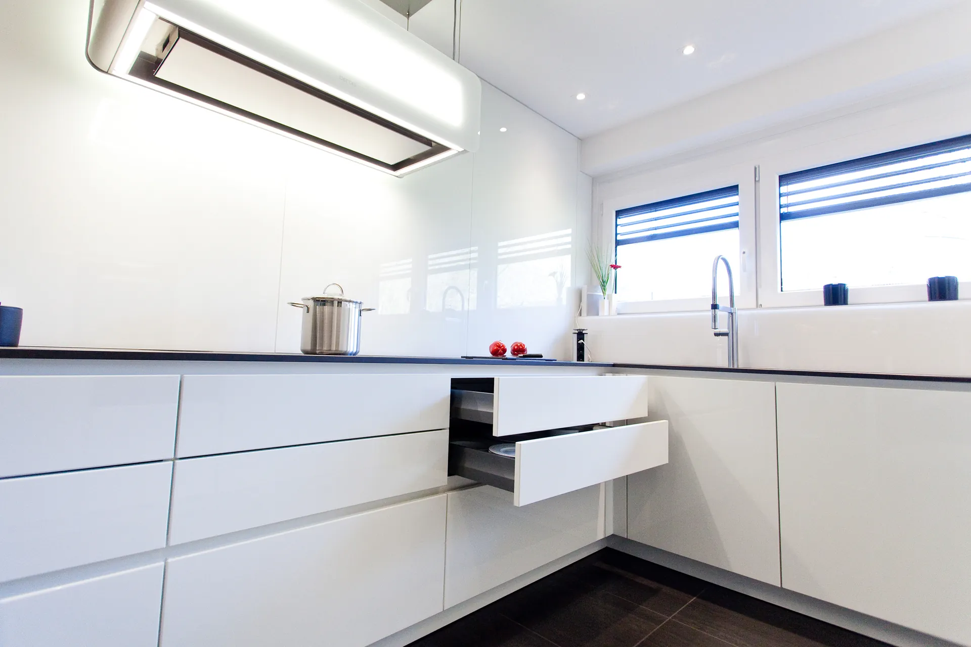 Designküche in Weiß Hochglanz – Grifflose Eleganz modern umgesetzt