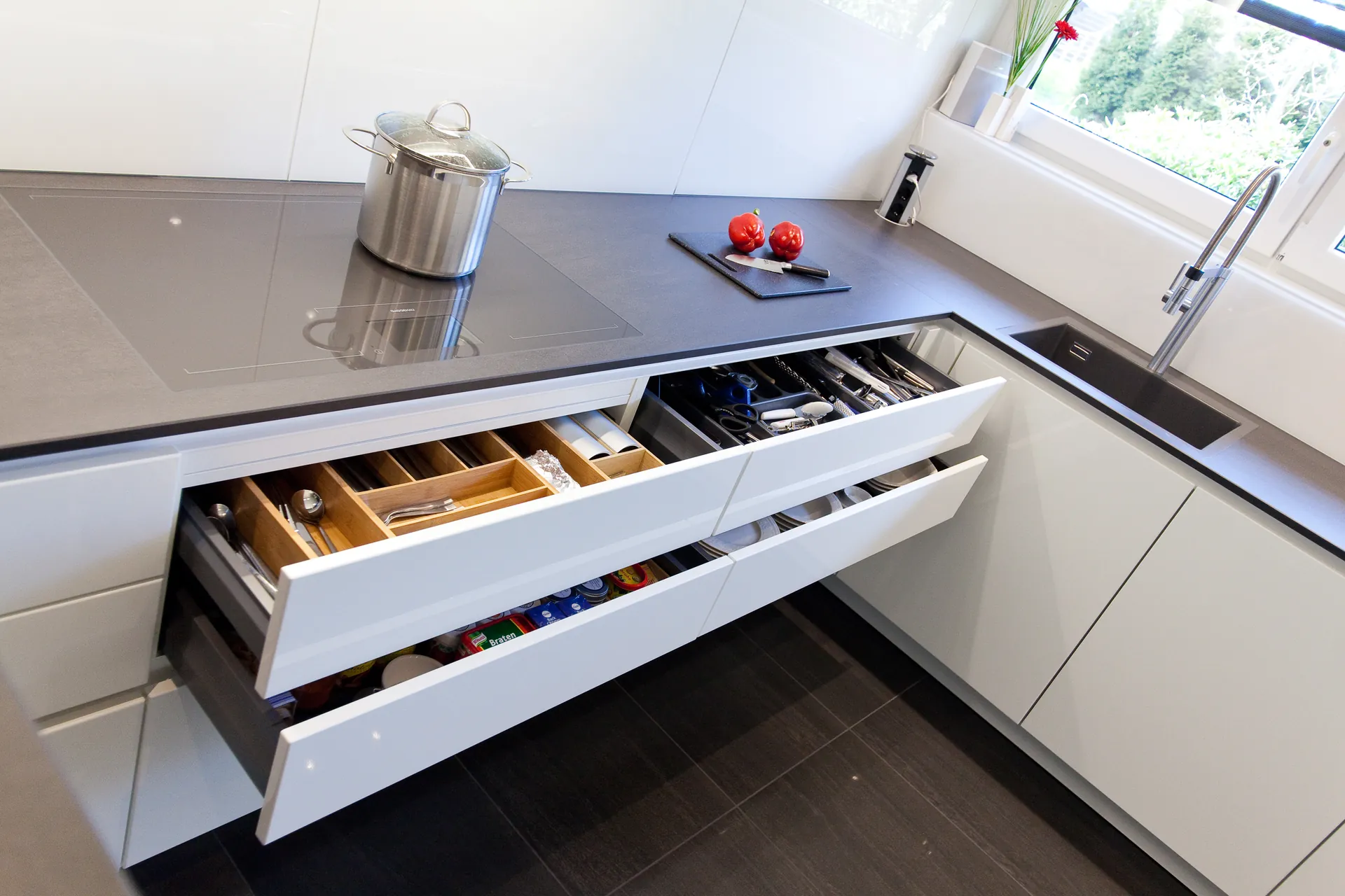 Designküche in Weiß Hochglanz – Grifflose Eleganz modern umgesetzt