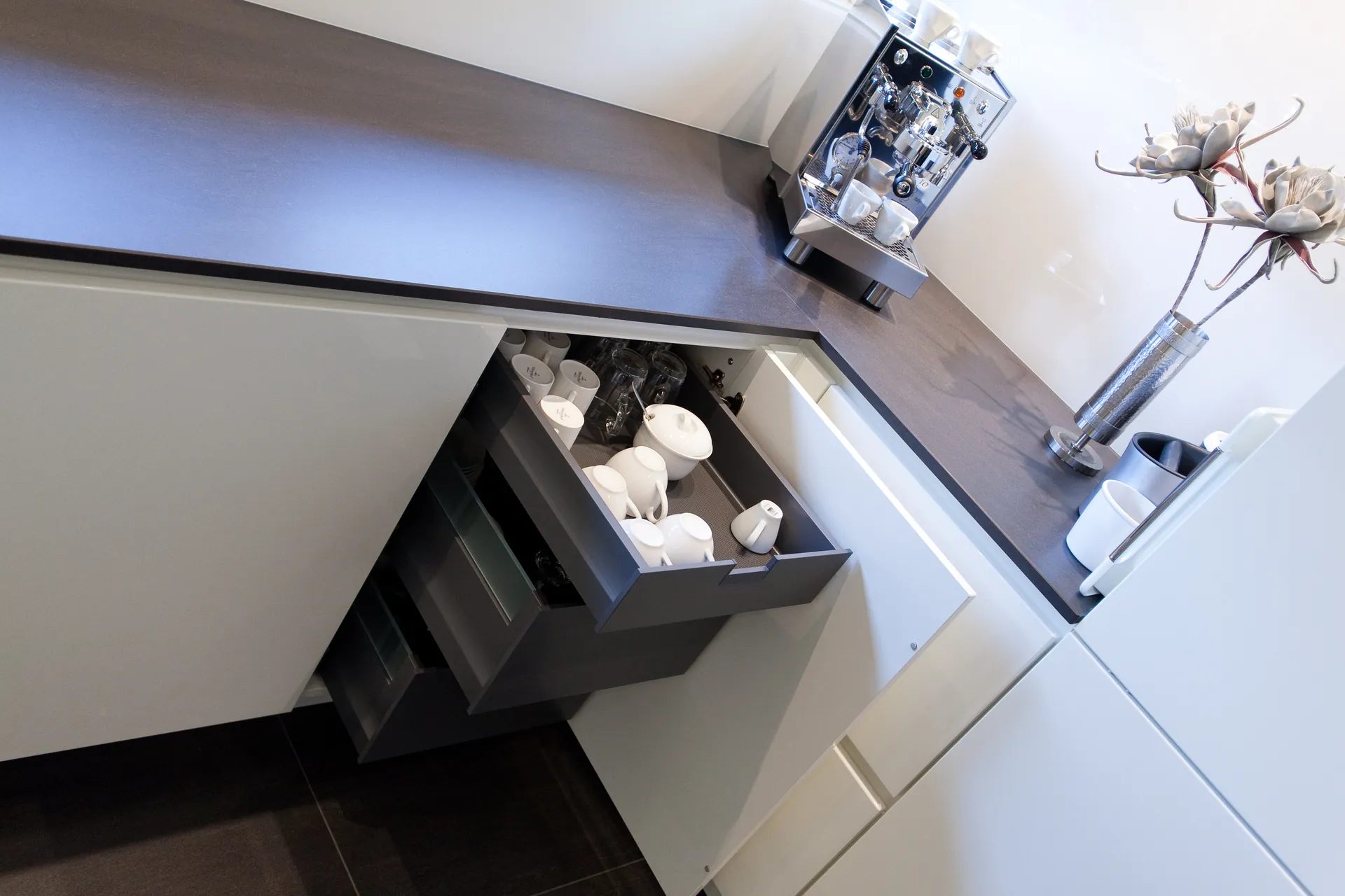 Designküche in Weiß Hochglanz – Grifflose Eleganz modern umgesetzt