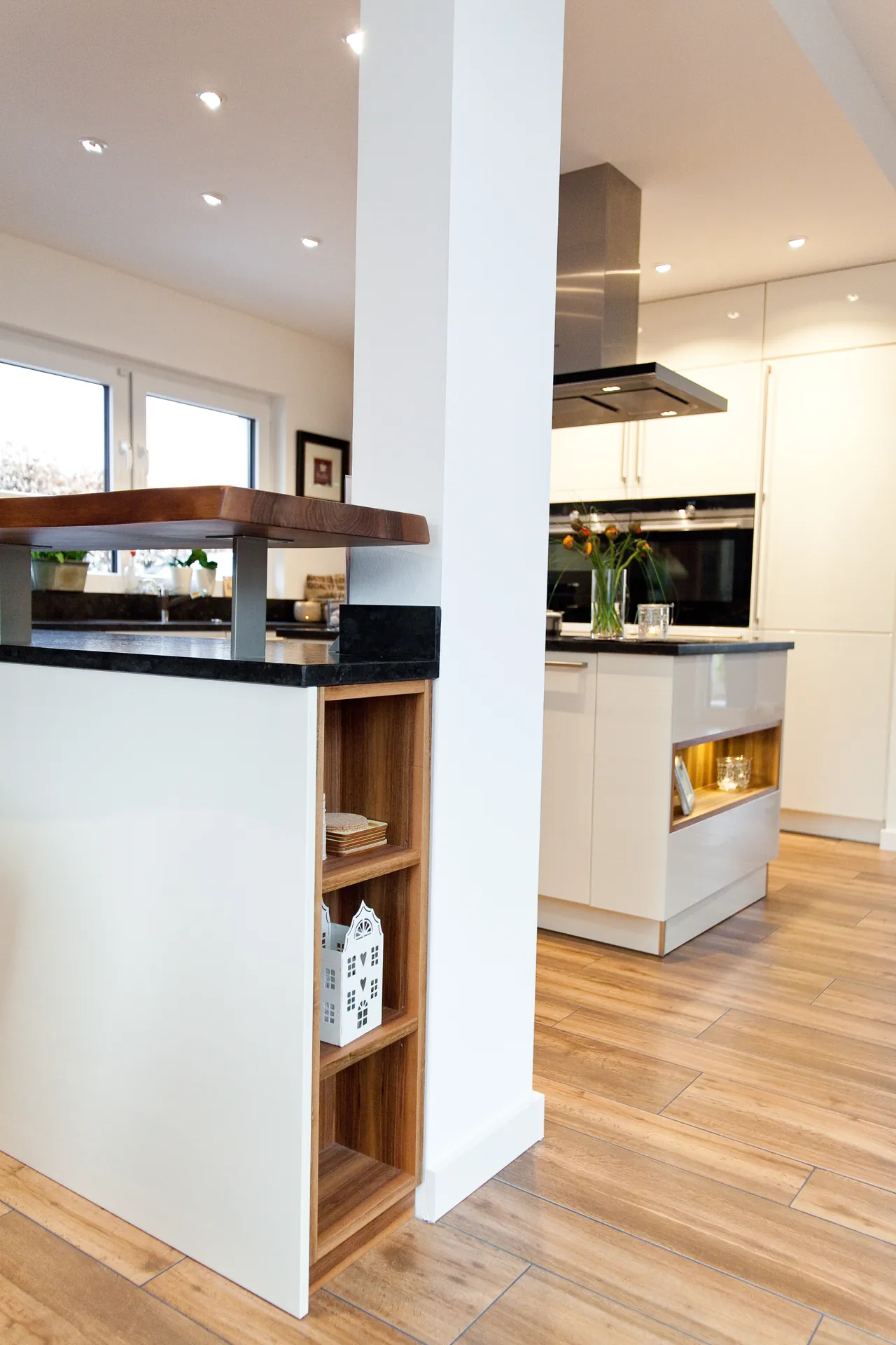 Designküche mit Kochinsel – Theke und moderne Technik harmonisch kombiniert