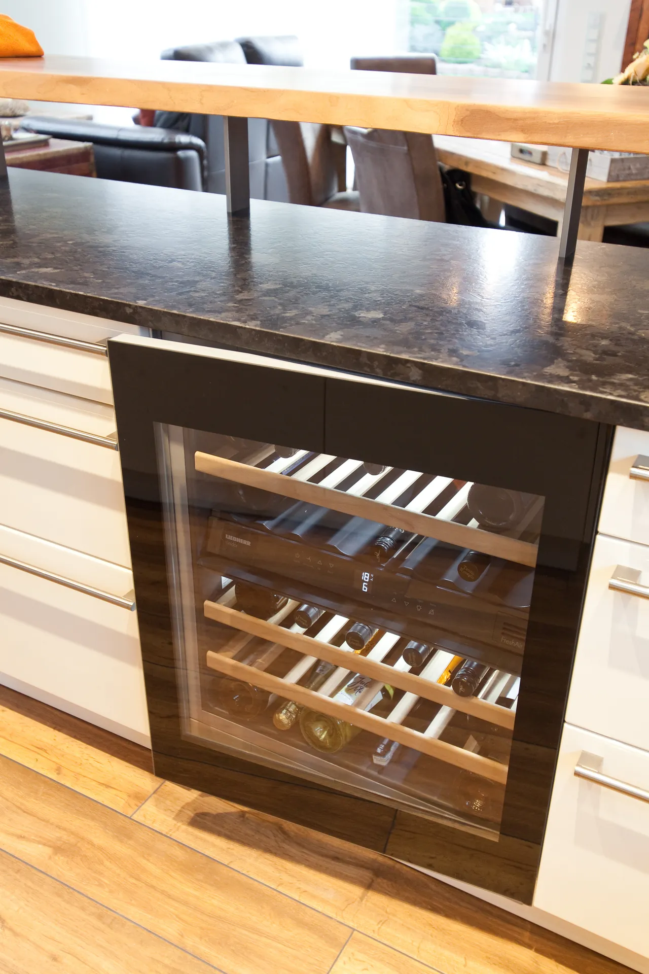 Designküche mit Kochinsel – Theke und moderne Technik harmonisch kombiniert