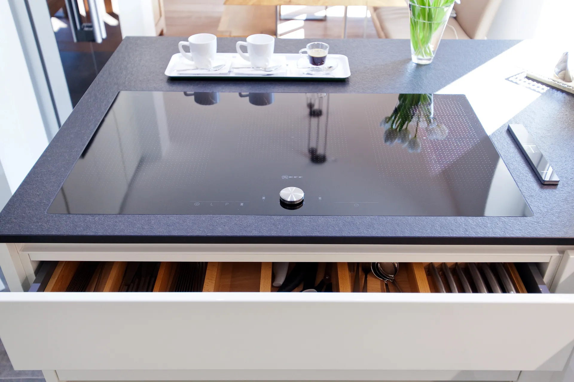 Designküche in Weiß Hochglanz – Großzügig und grifflos geplant