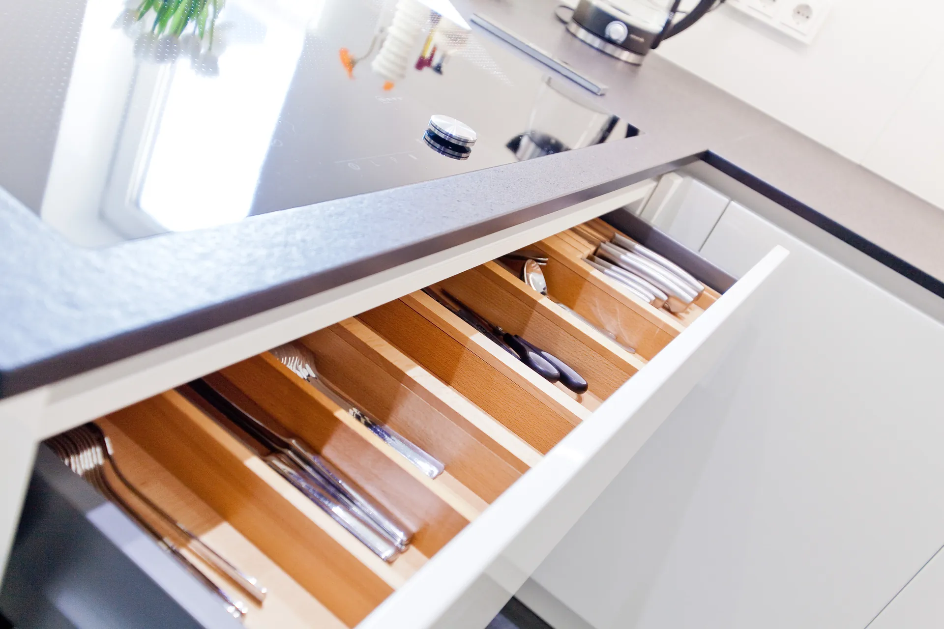 Designküche in Weiß Hochglanz – Großzügig und grifflos geplant