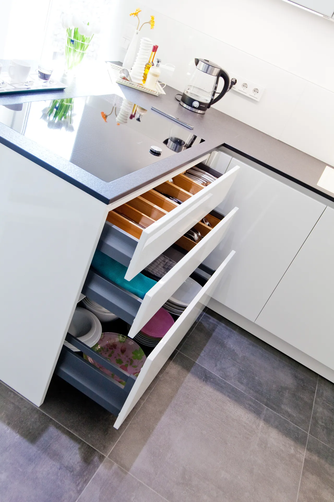 Designküche in Weiß Hochglanz – Großzügig und grifflos geplant