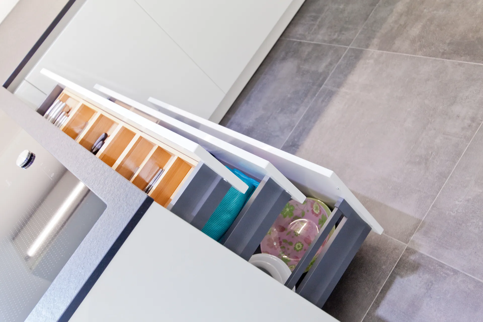 Designküche in Weiß Hochglanz – Großzügig und grifflos geplant