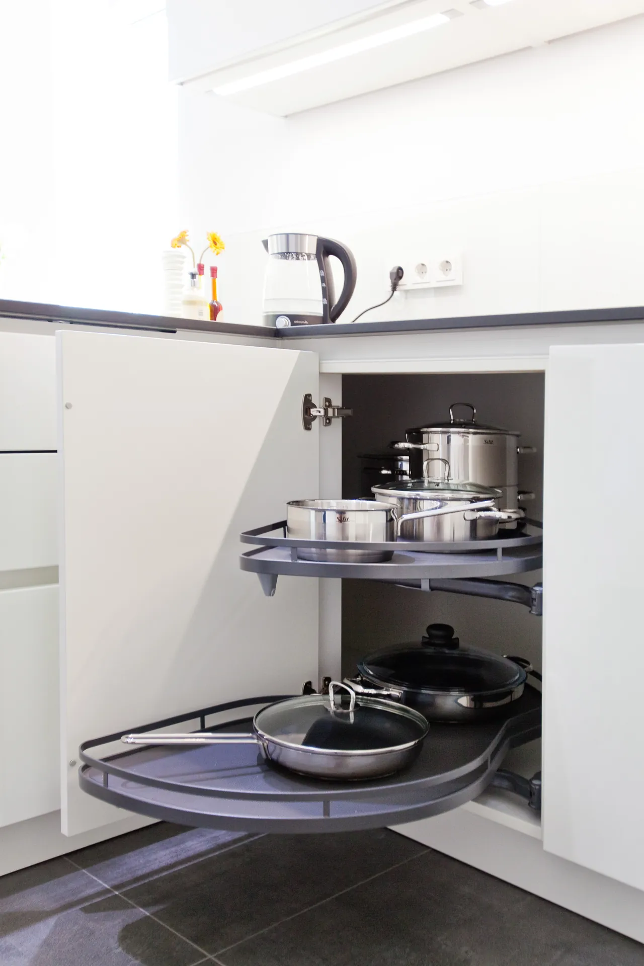 Designküche in Weiß Hochglanz – Großzügig und grifflos geplant