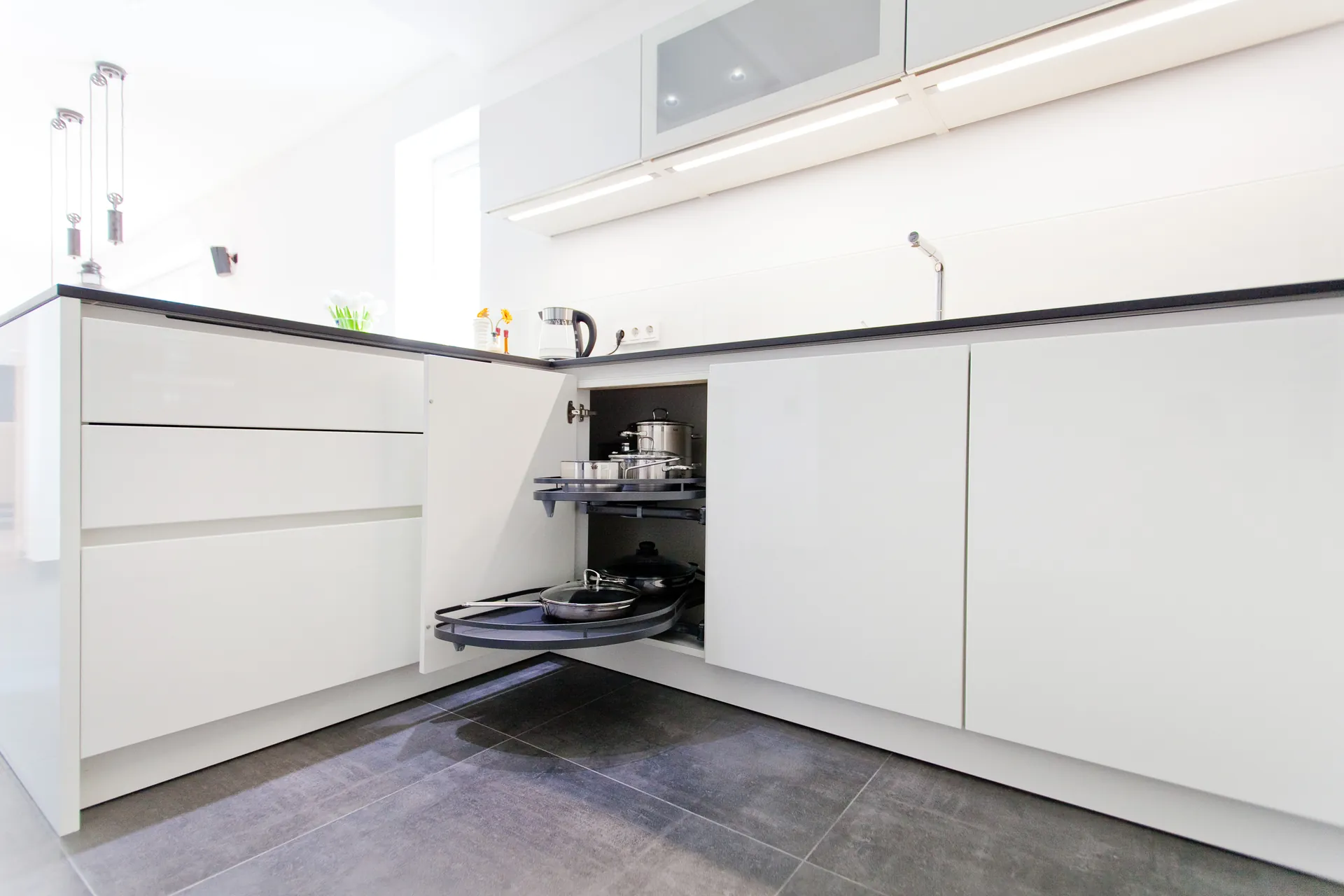 Designküche in Weiß Hochglanz – Großzügig und grifflos geplant