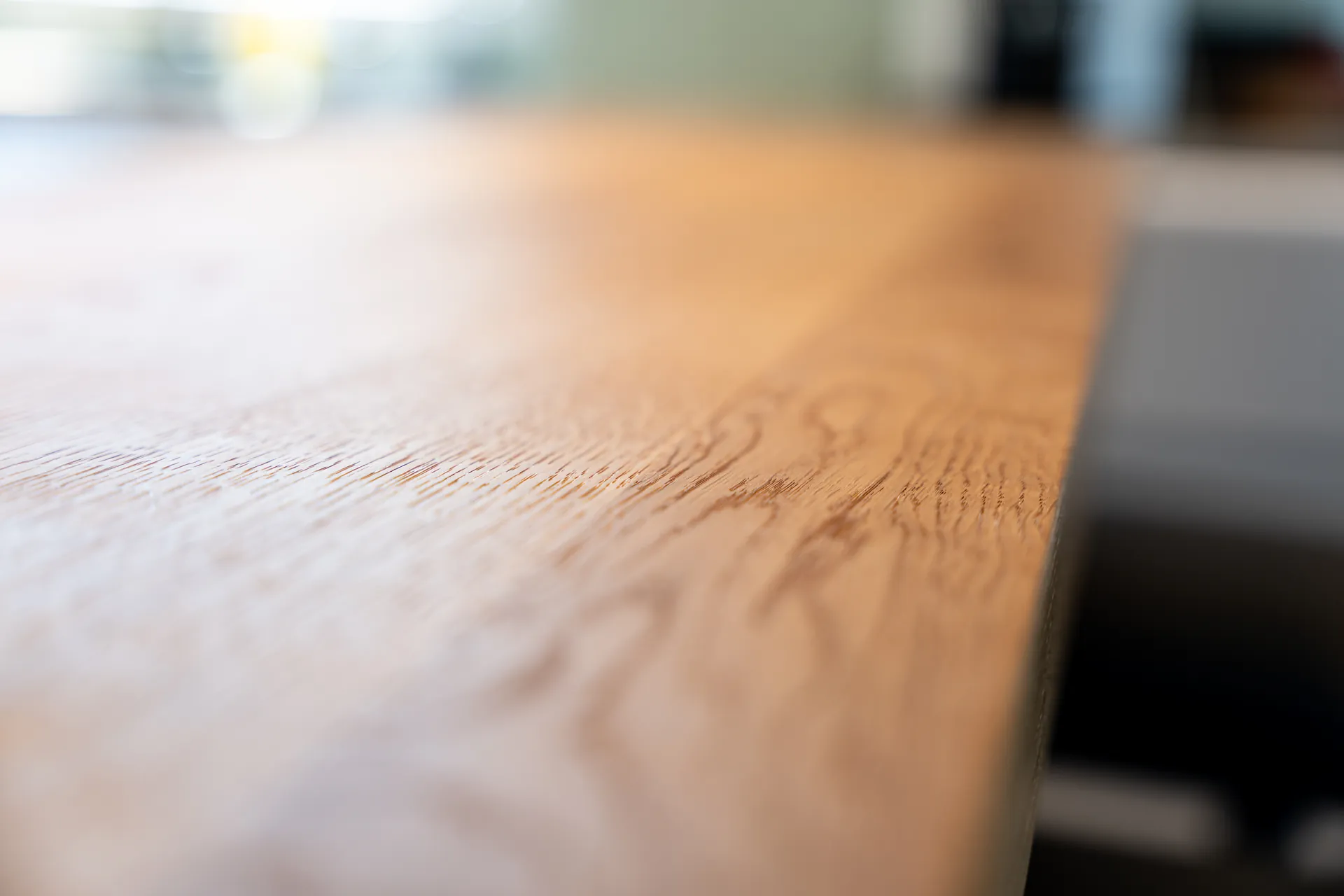 Grifflose Schreinerküche mit Insel – L-Form mit Holz, Glas und Naturstein