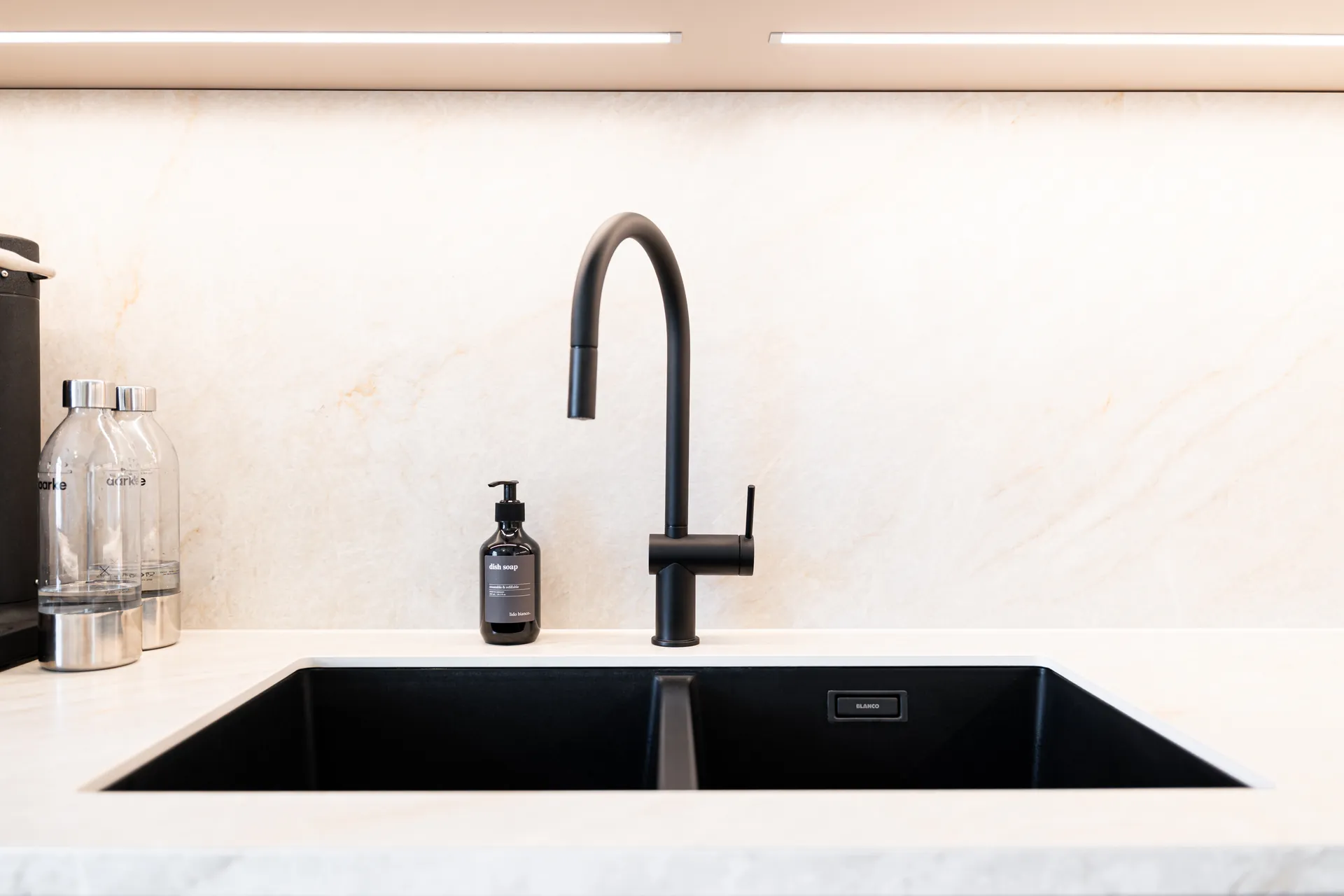 Grifflose Designküche mit Insel – L-Form mit Keramik und Miele