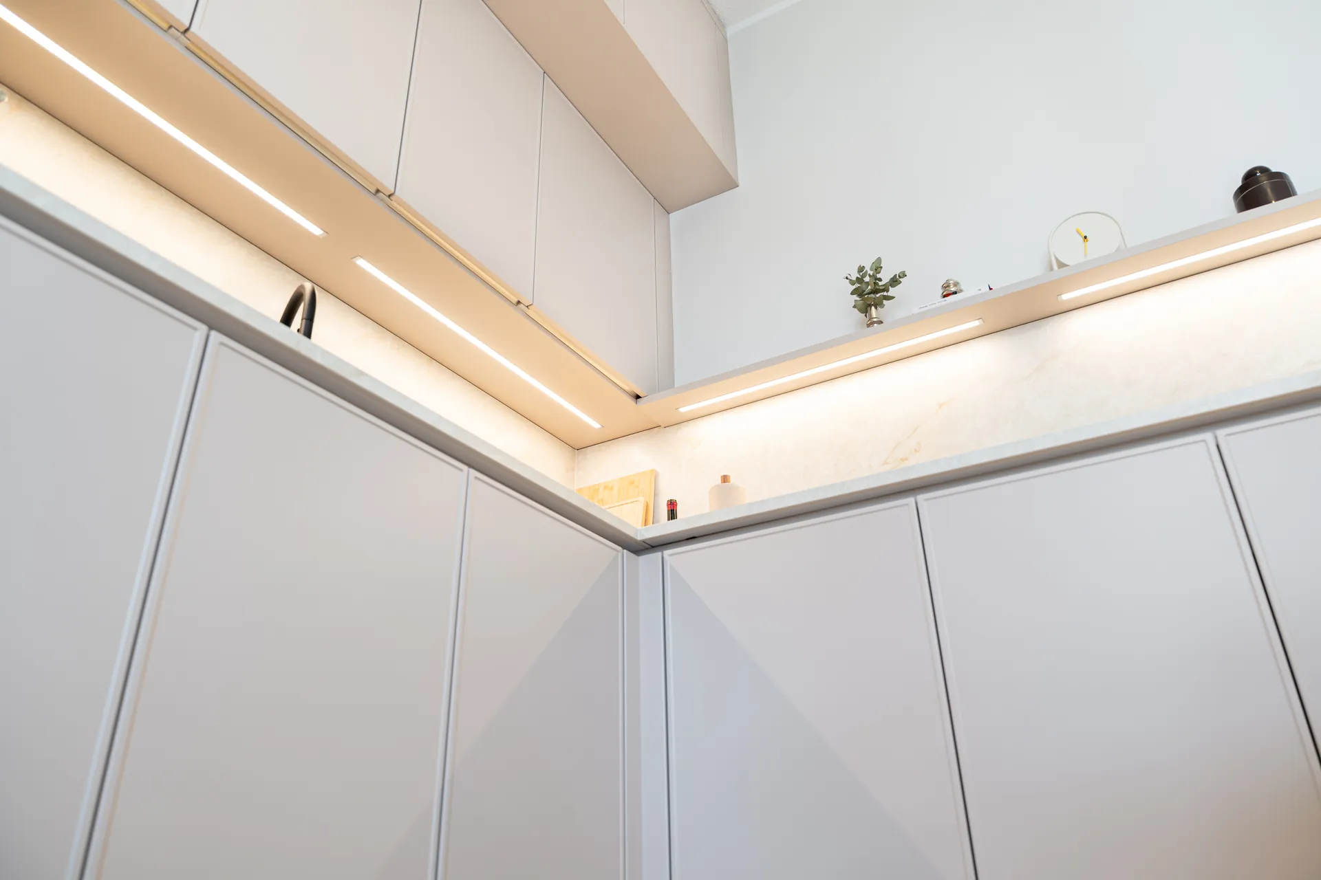 Grifflose Designküche mit Insel – L-Form mit Keramik und Miele