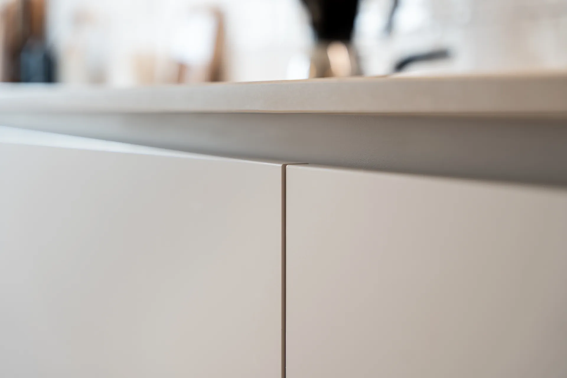 Grifflose Designküche – Zweizeilige Küche mit Keramik und Holz