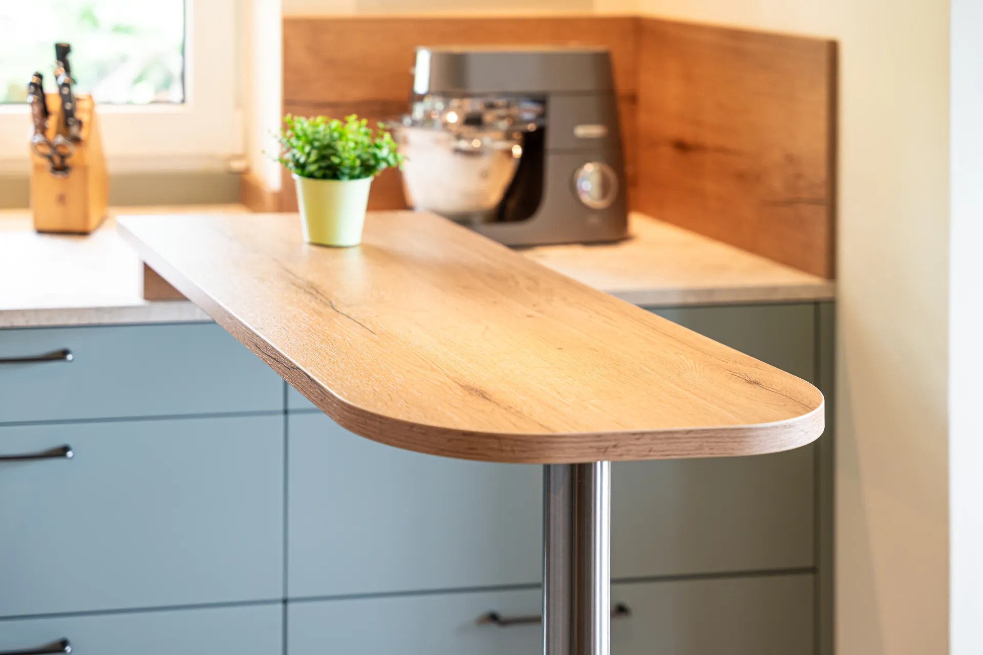 Designküche in L-Form – Keramik mit Quooker, Miele und NEFF