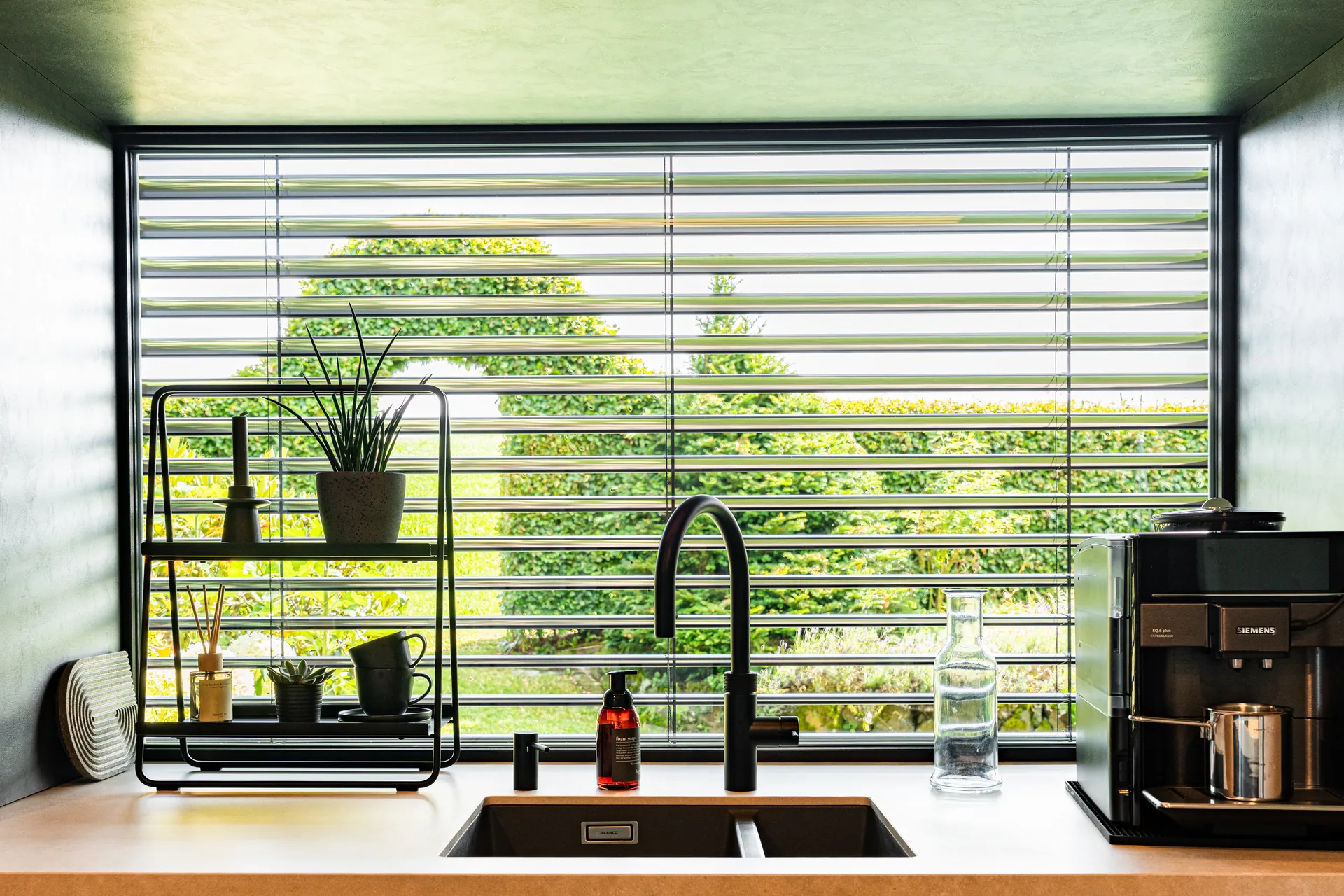 Grifflose Designküche mit Insel – Keramik mit Bora und Samsung