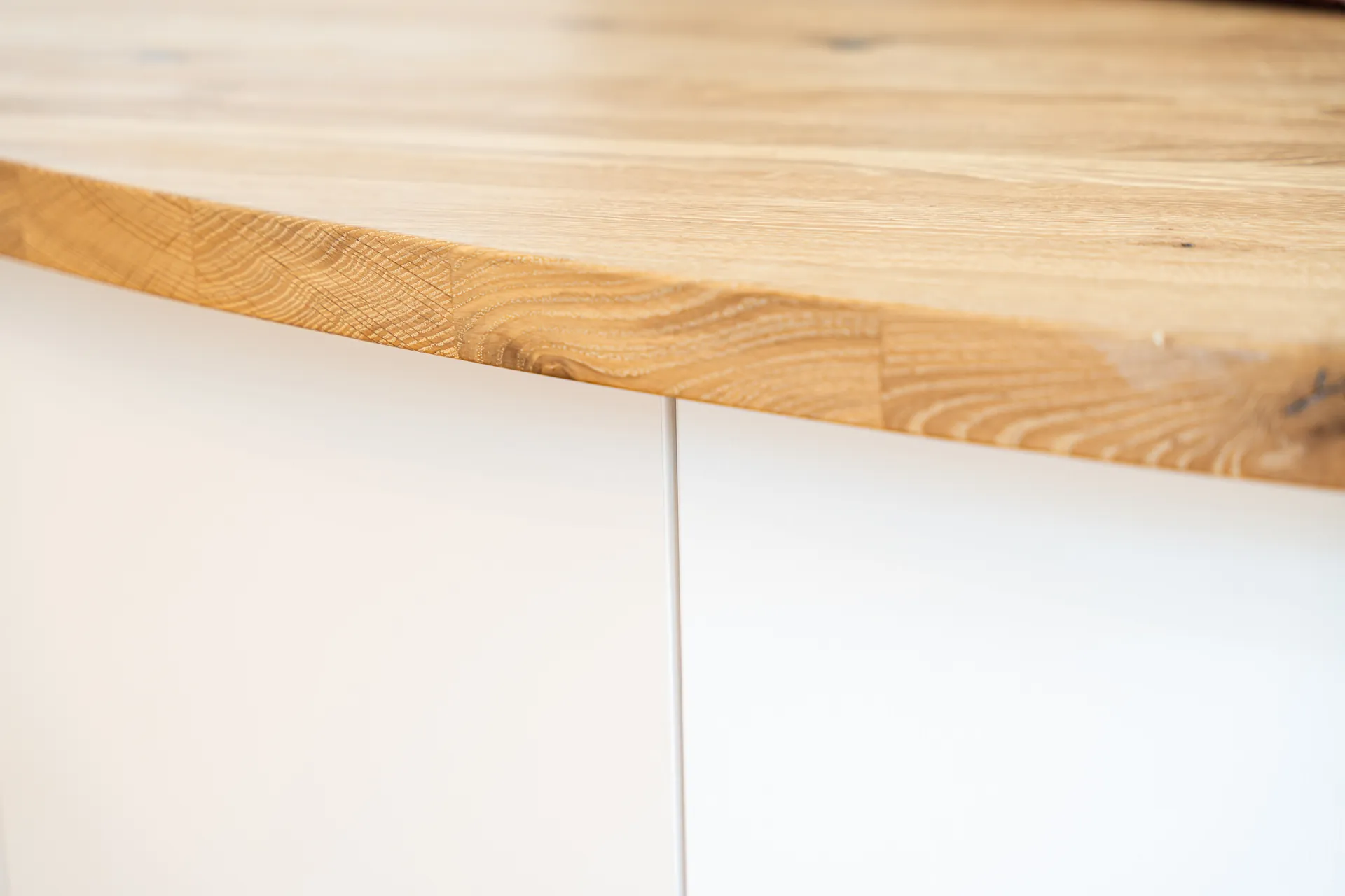 Landhausküche mit Insel – Schreinerküche mit Keramik und Holz