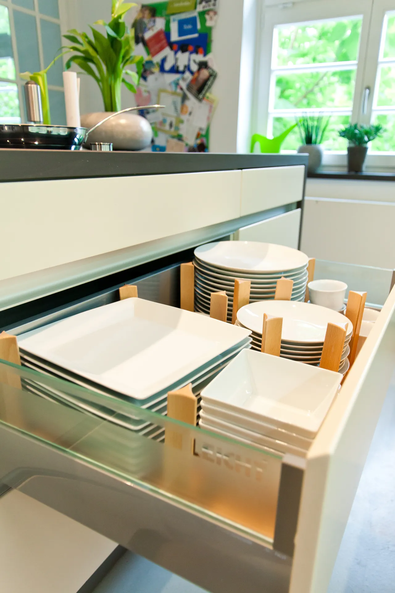 Grifflose Designküche – Weiße Küche mit Grauwacke und Gaggenau Geräten