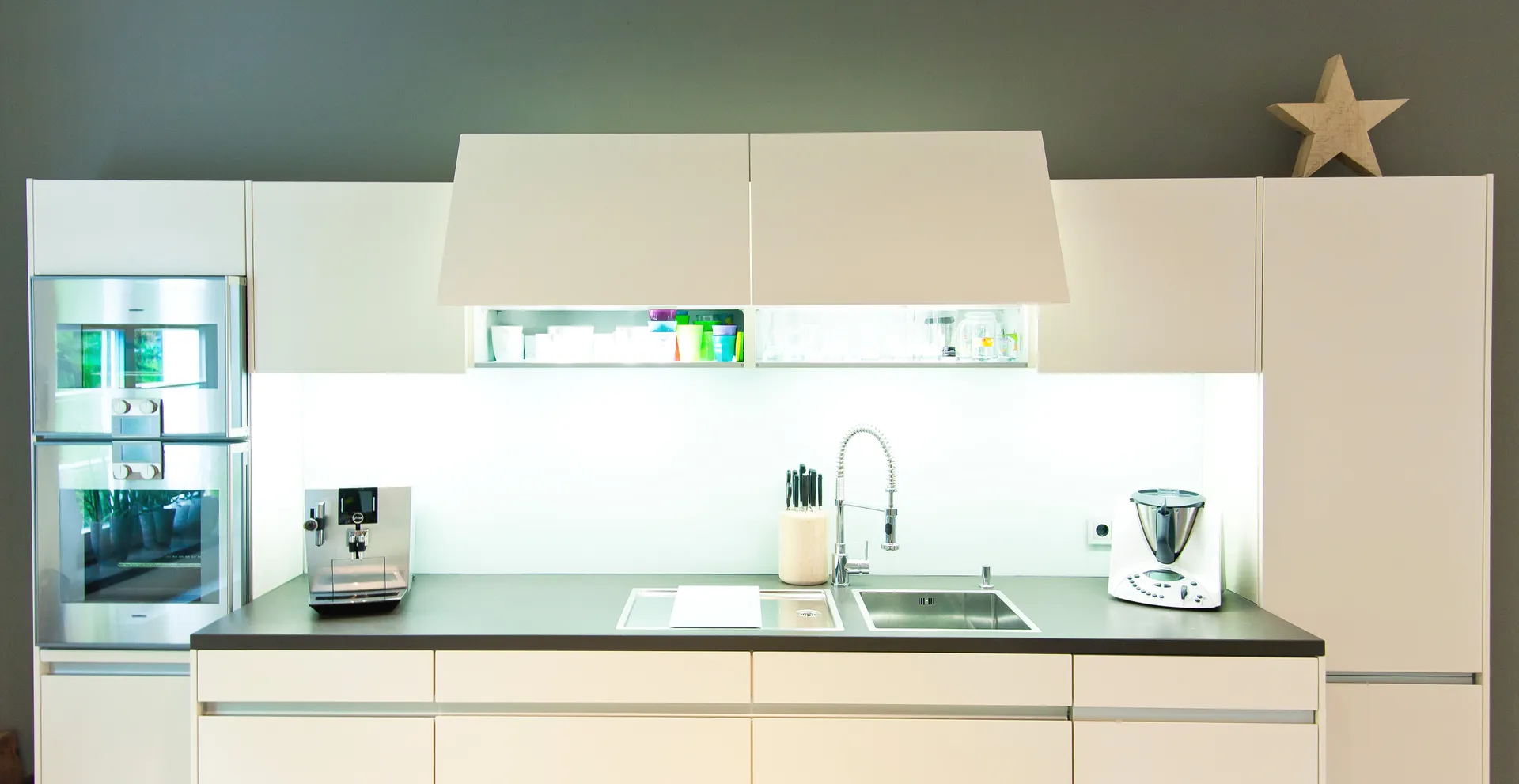 Grifflose Designküche – Weiße Küche mit Grauwacke und Gaggenau Geräten