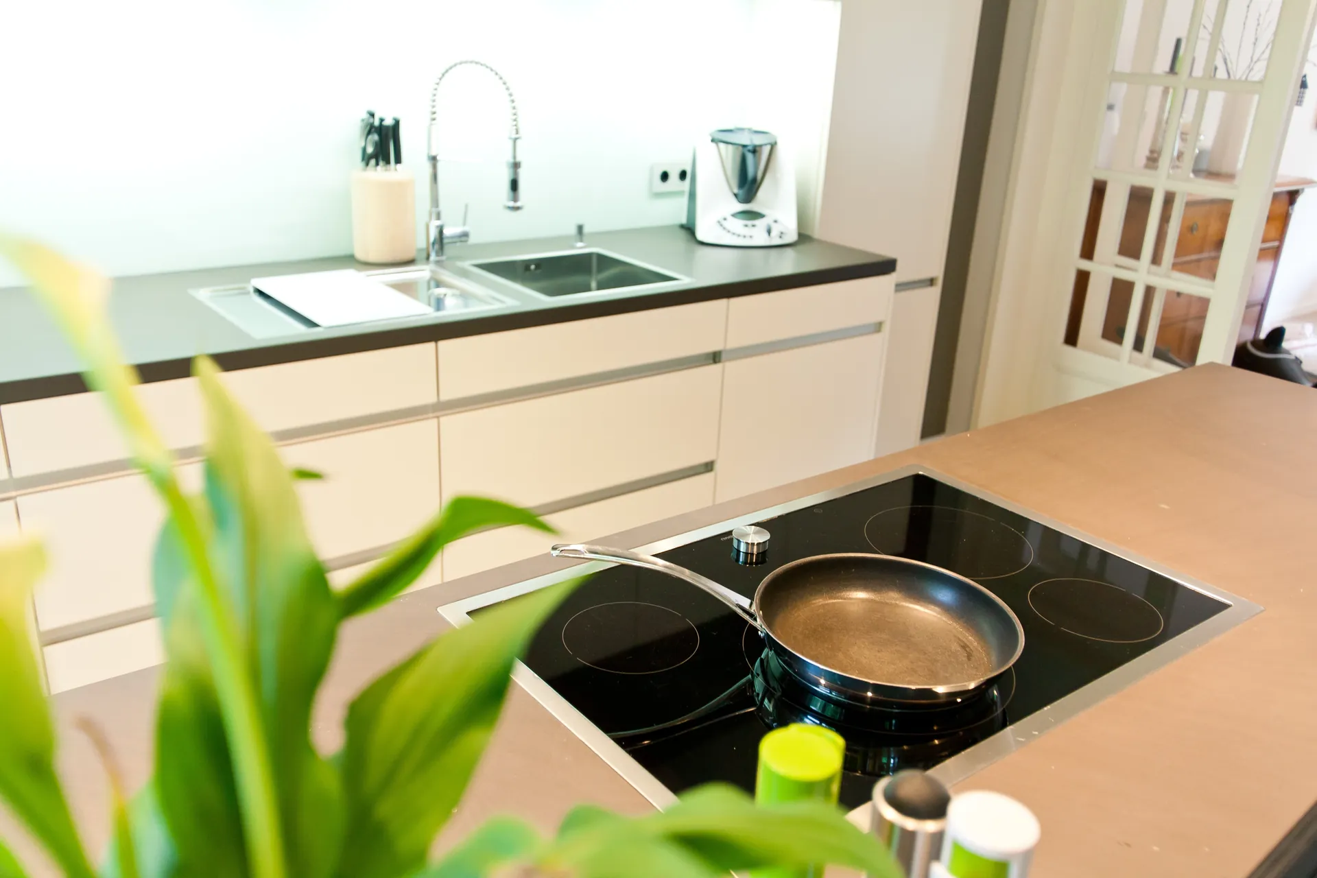 Grifflose Designküche – Weiße Küche mit Grauwacke und Gaggenau Geräten