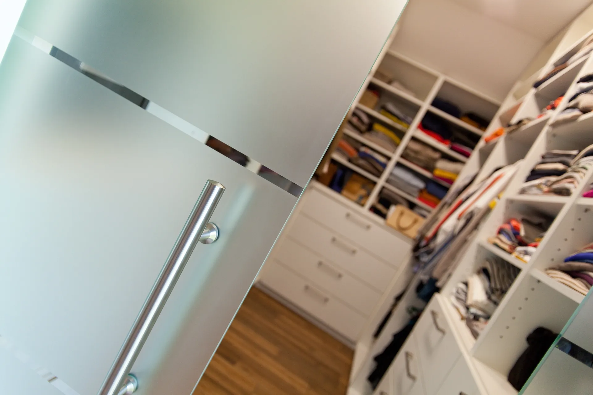Stauraumlösung – Begehbarer Kleiderschrank mit viel Stauraum