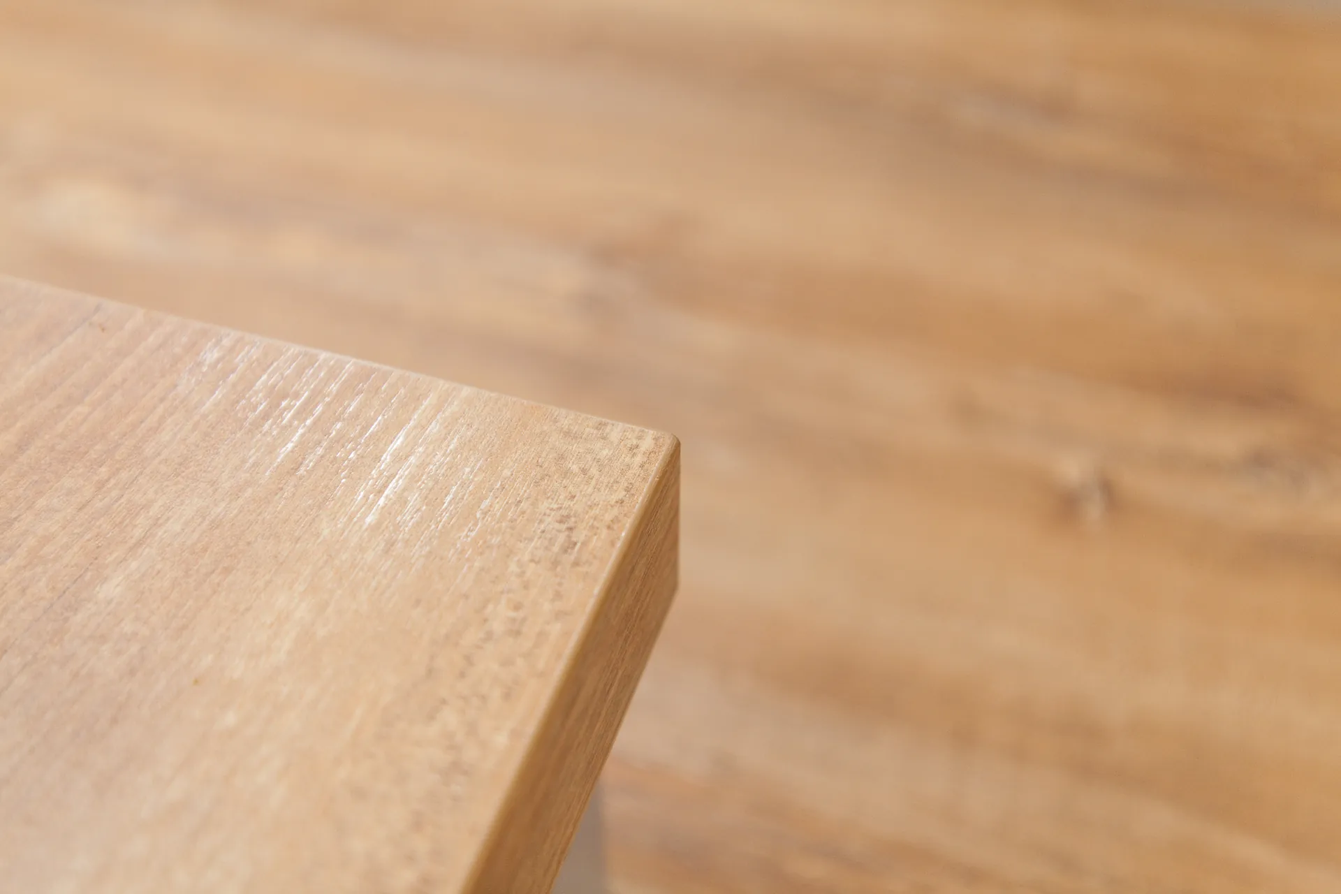 Landhausküche in Holz – Blaue Fronten mit besonderer Holzmaserung kombiniert