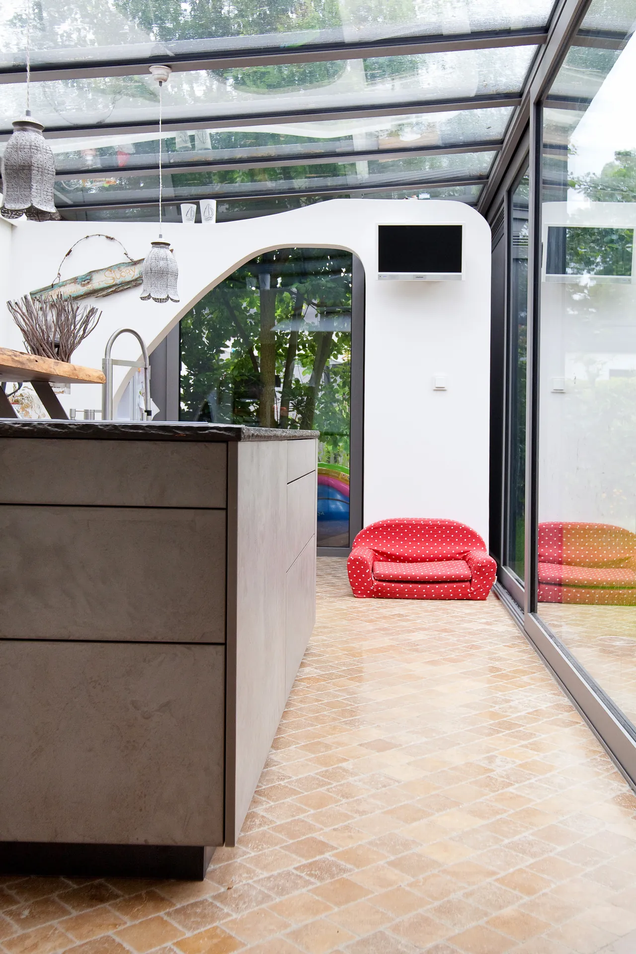 Designküche in Betonoptik – Grauwacke-Arbeitsplatte und markante Fronten