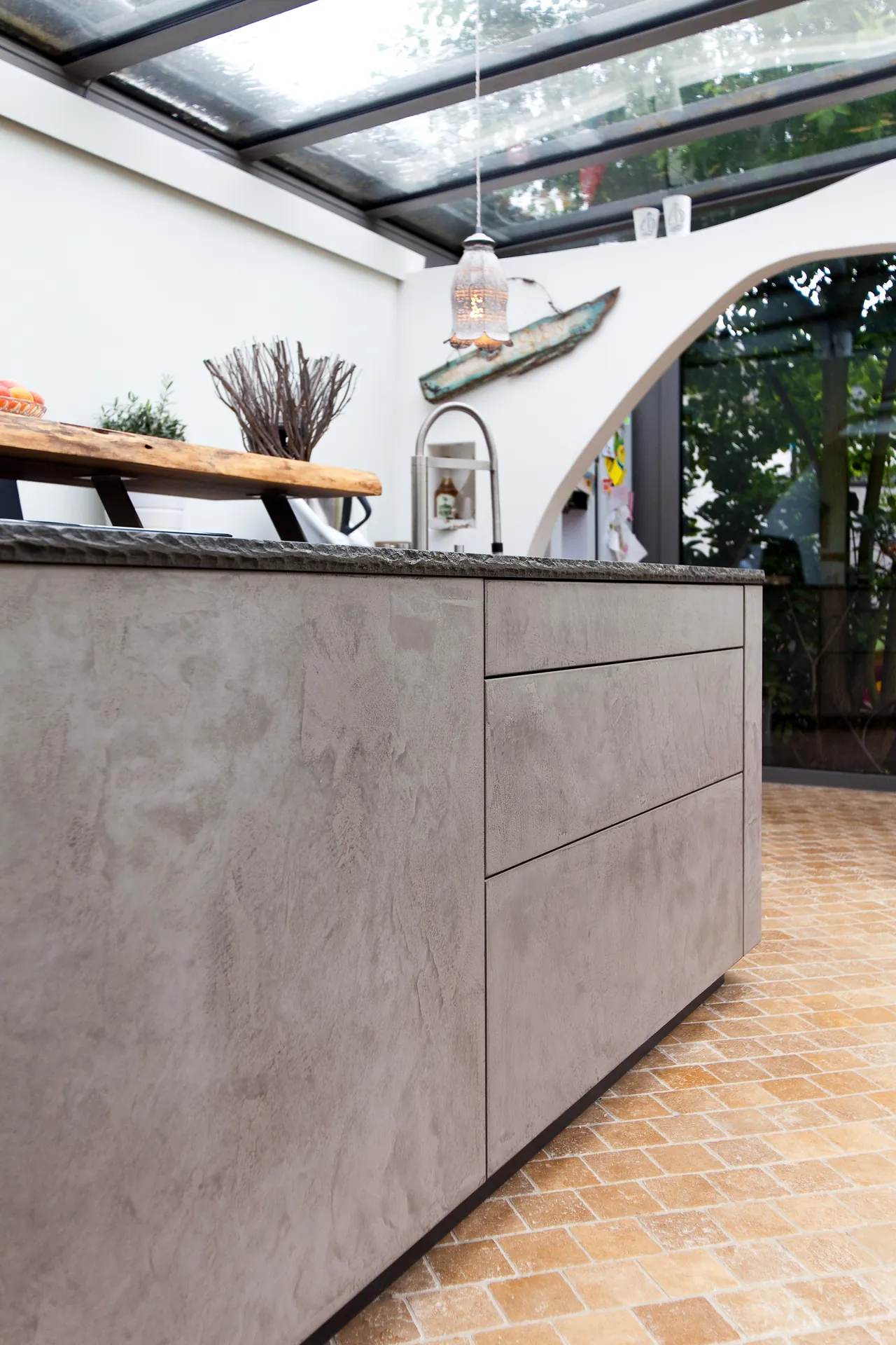 Designküche in Betonoptik – Grauwacke-Arbeitsplatte und markante Fronten