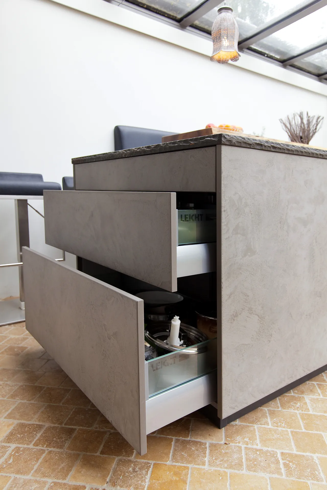 Designküche in Betonoptik – Grauwacke-Arbeitsplatte und markante Fronten