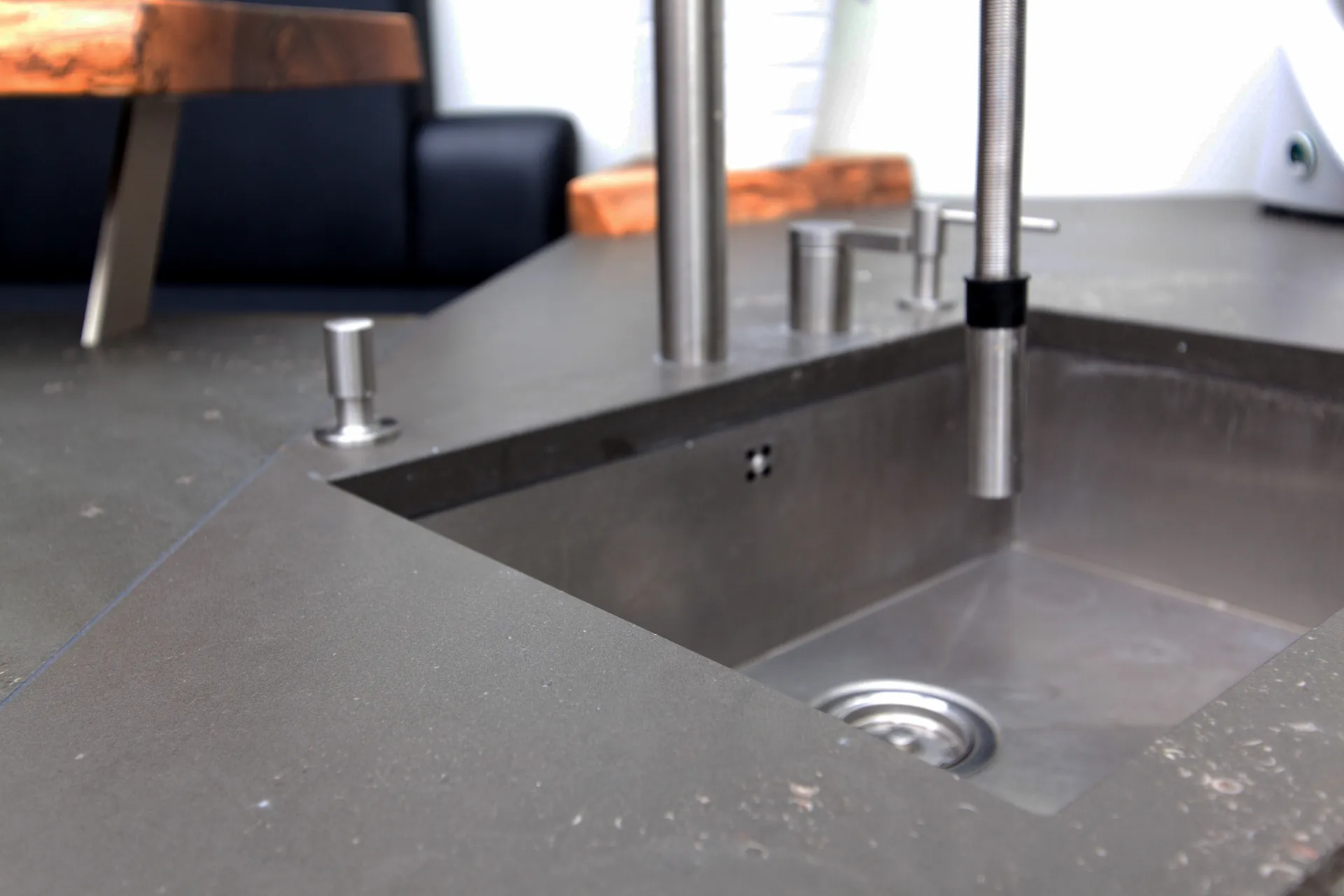 Designküche in Betonoptik – Grauwacke-Arbeitsplatte und markante Fronten