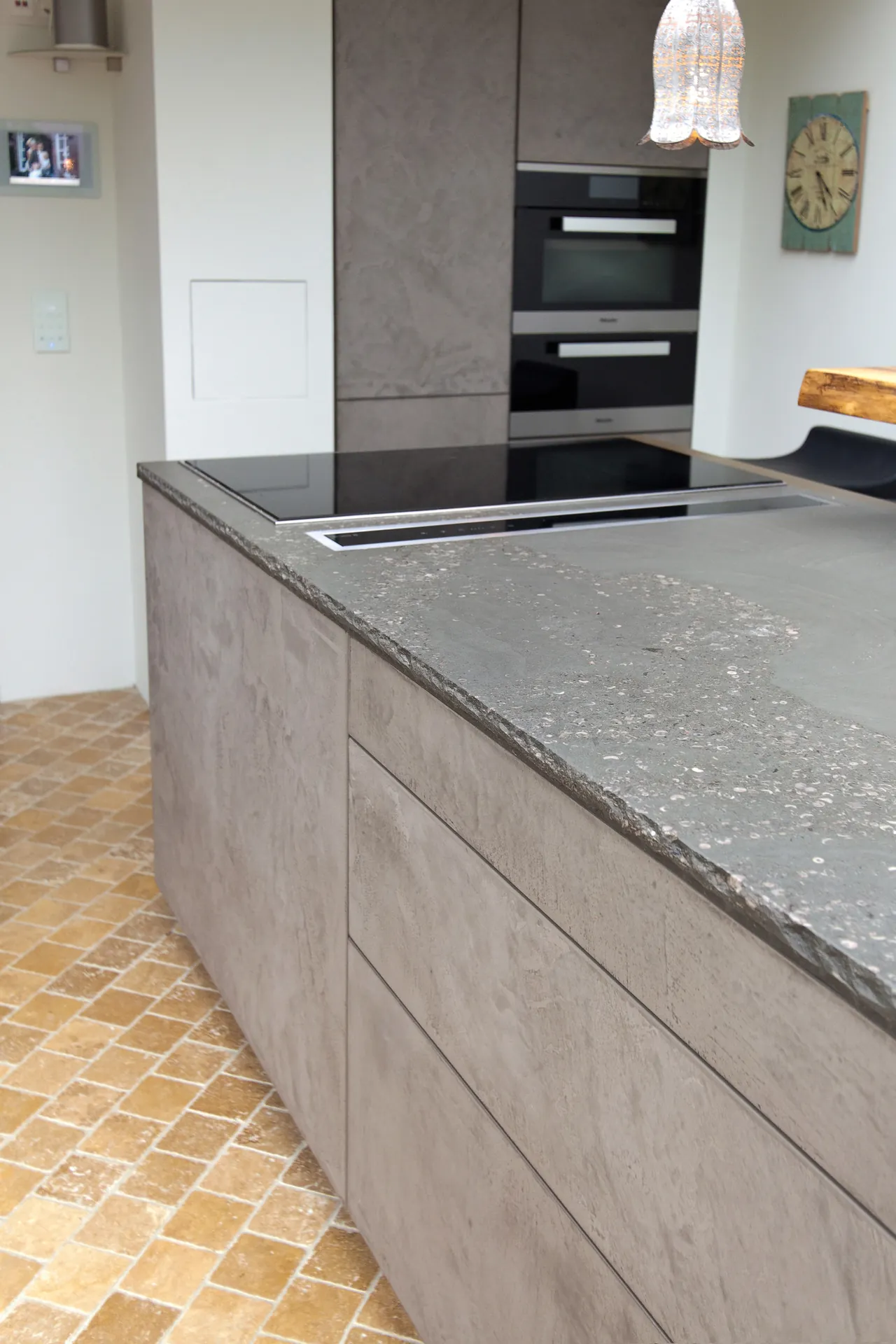 Designküche in Betonoptik – Grauwacke-Arbeitsplatte und markante Fronten