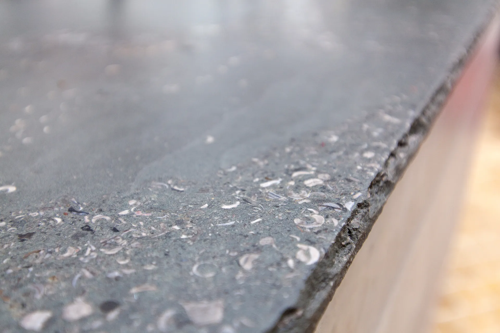 Designküche in Betonoptik – Grauwacke-Arbeitsplatte und markante Fronten