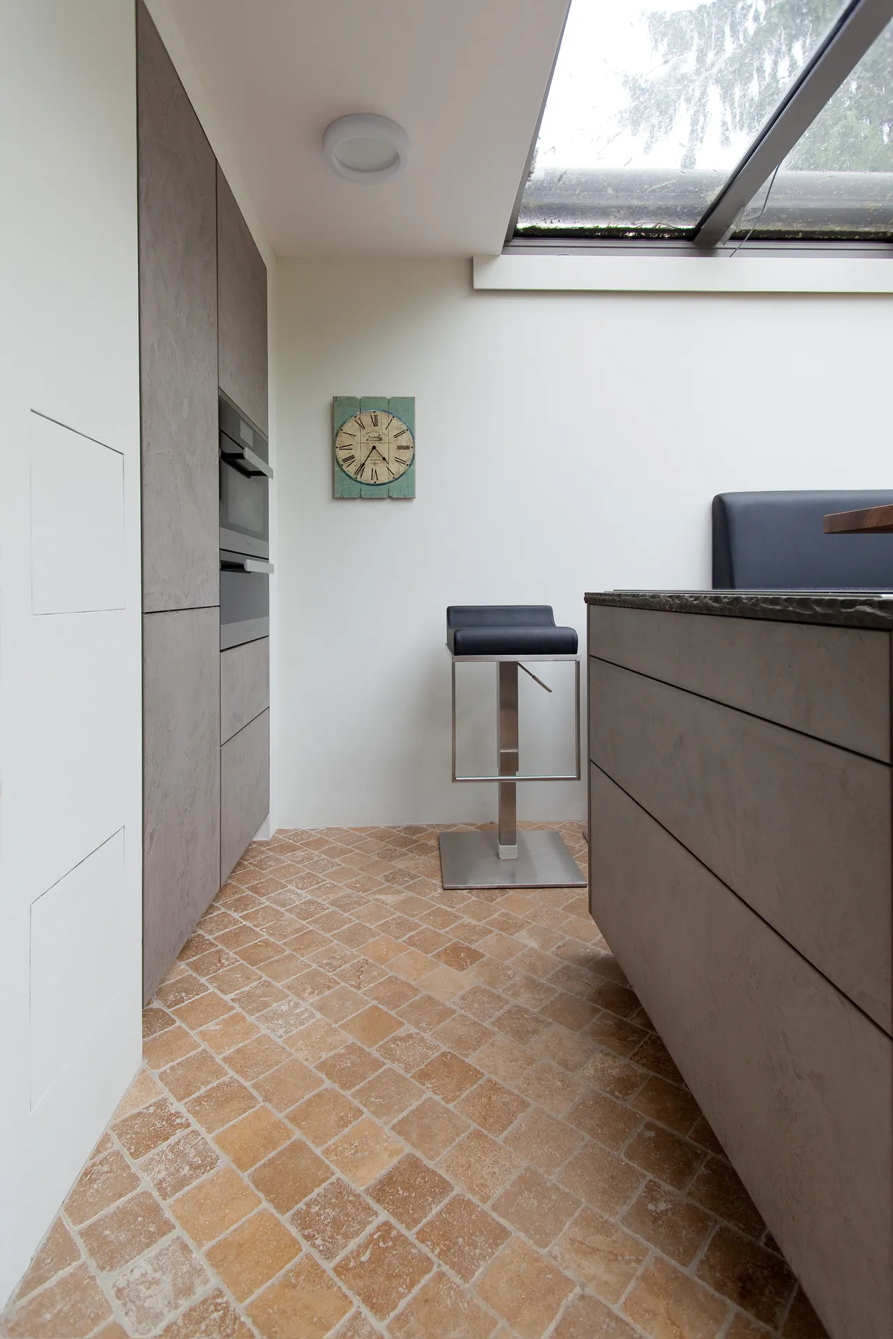 Designküche in Betonoptik – Grauwacke-Arbeitsplatte und markante Fronten