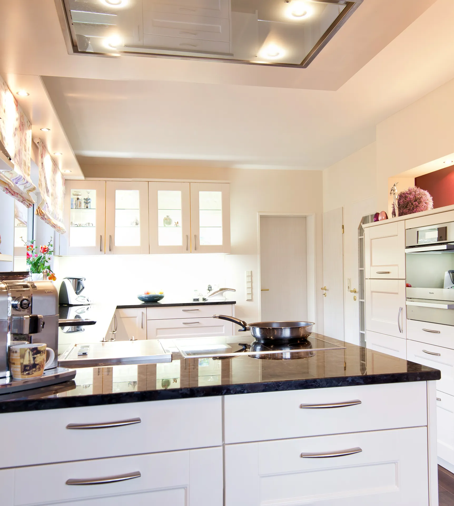 Landhausküche – Wohnliche Küche mit viel Licht und Stauraum