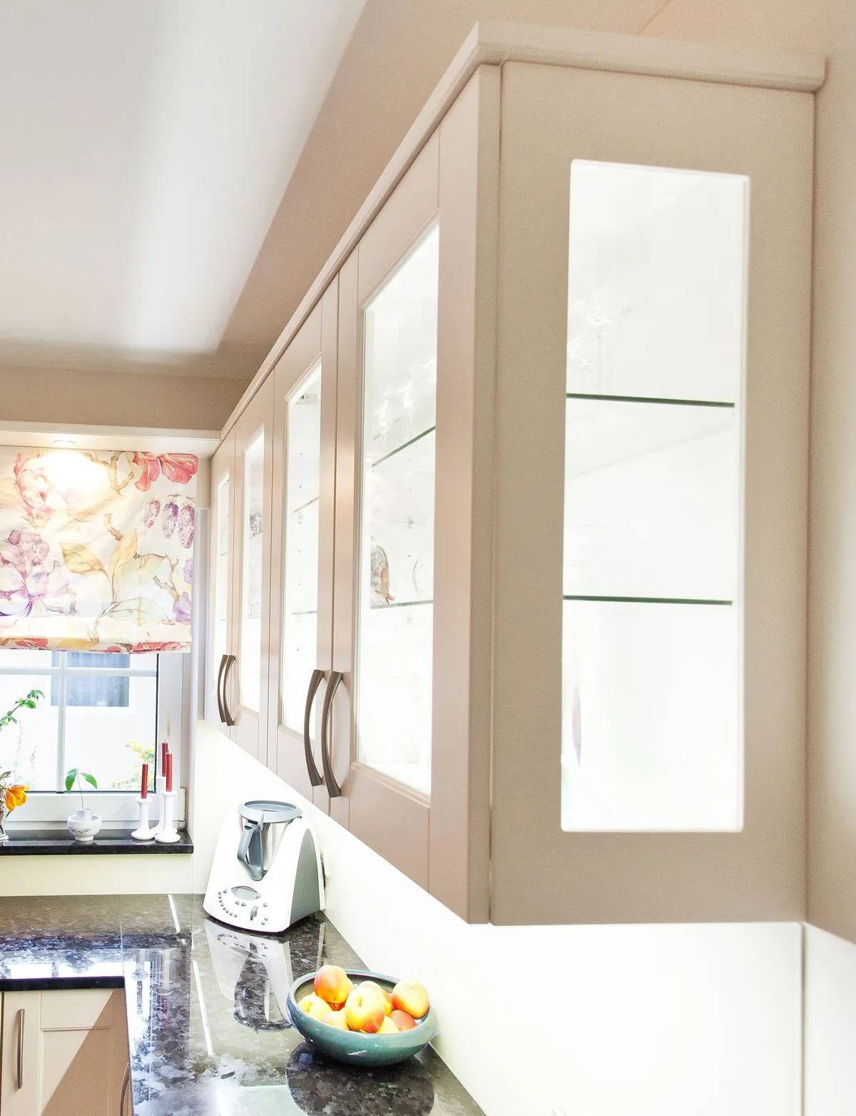 Landhausküche – Wohnliche Küche mit viel Licht und Stauraum
