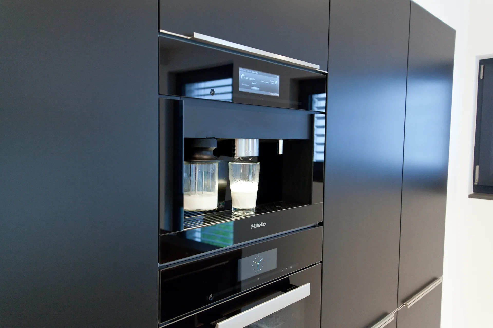 Designküche in Schwarz – Zeitlose Grauwacke Küche mit Bora Technik