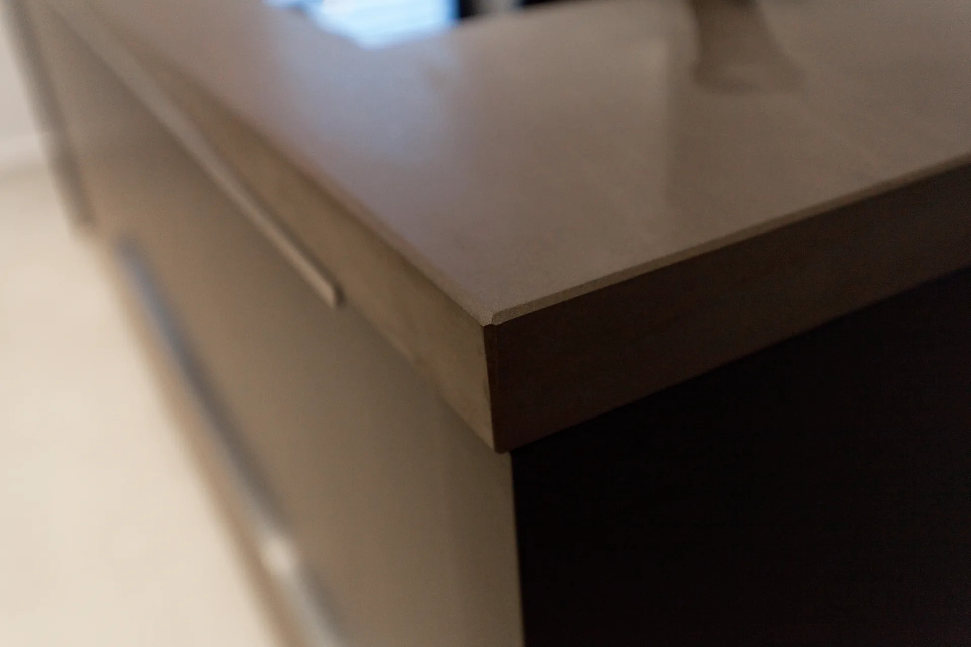 Designküche in Schwarz – Zeitlose Grauwacke Küche mit Bora Technik
