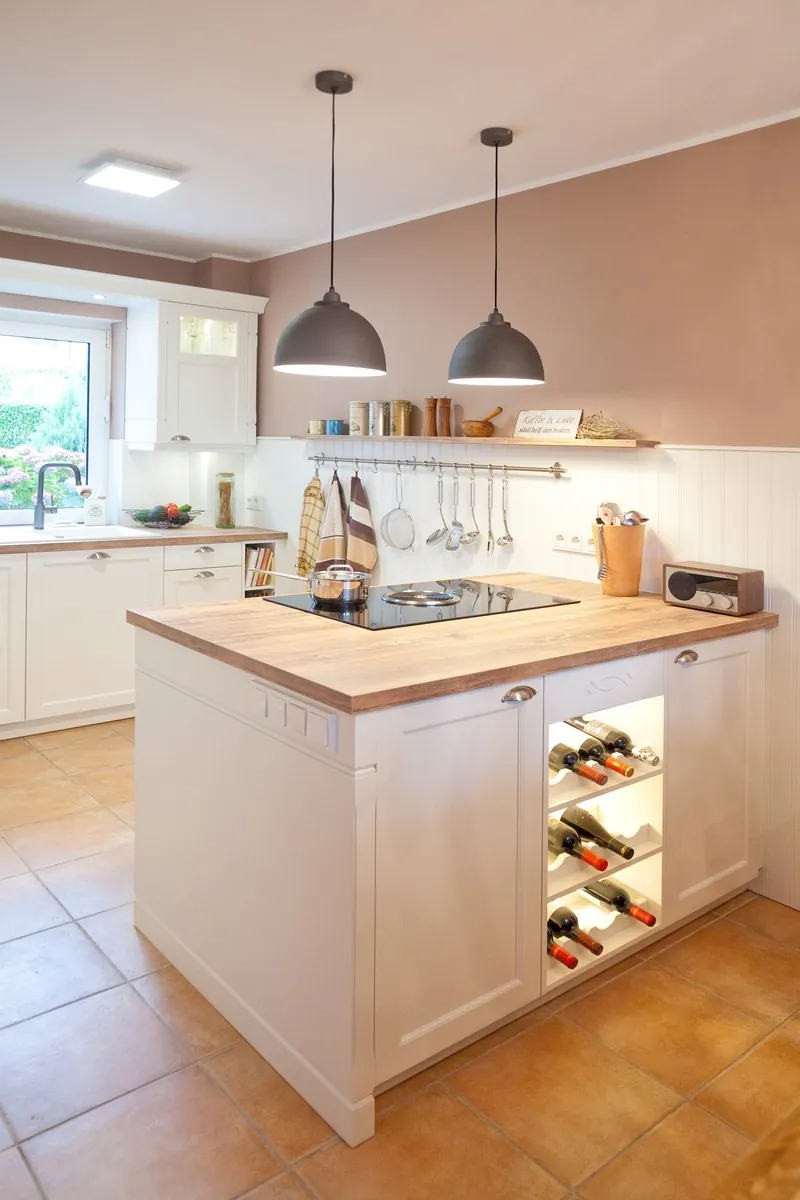 Landhausküche mit Kochinsel – Weiße Häcker Küche mit Bora und NEFF