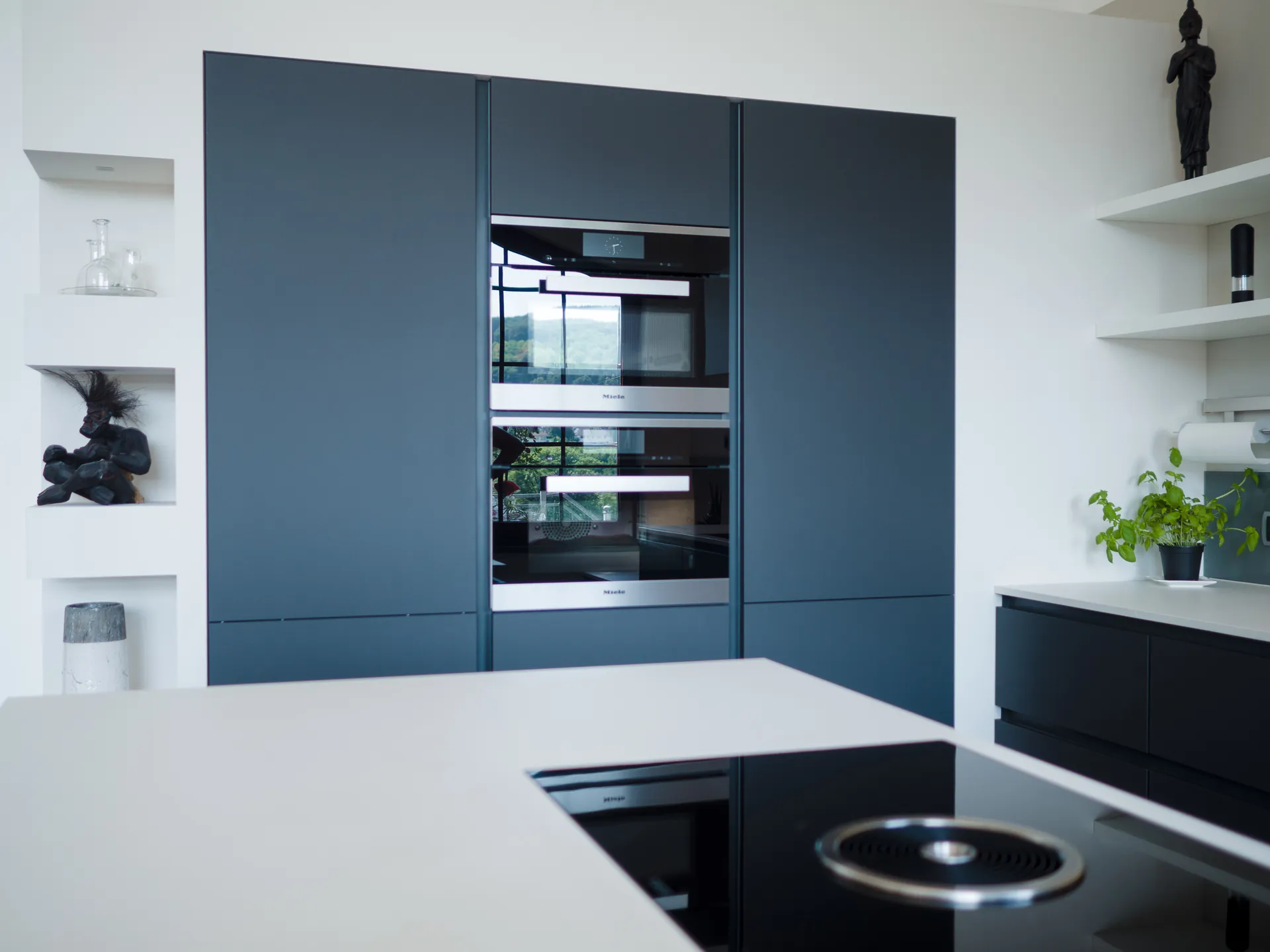 Designküche in Schwarz-Weiß – Grifflose Wohnküche modern umgesetzt