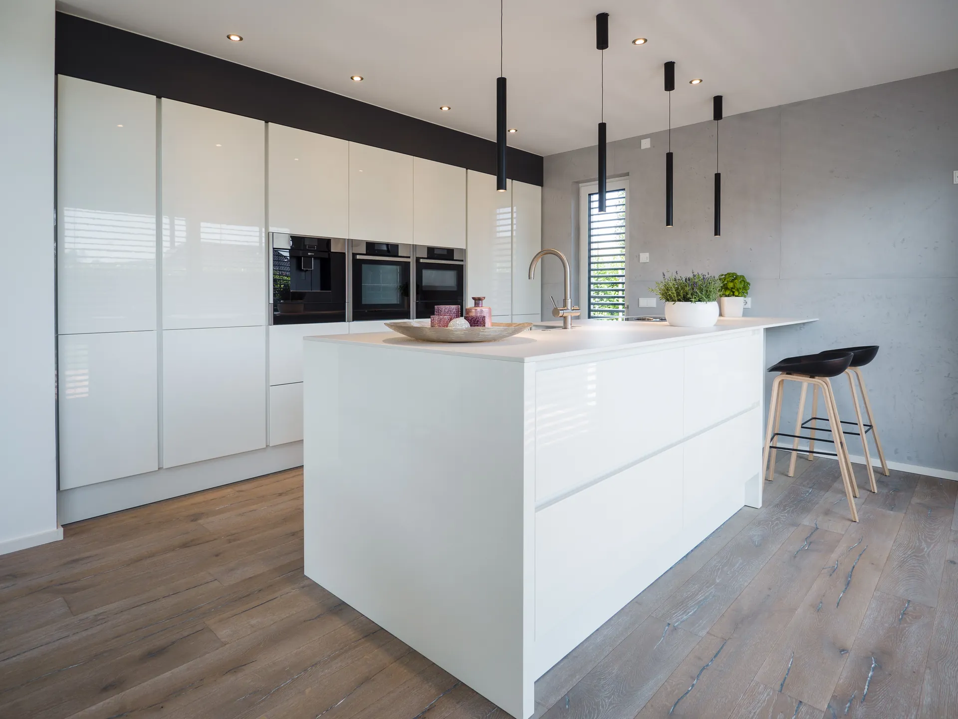 Designküche mit Kochinsel – Grifflose Häcker Küche in Weiß Hochglanz