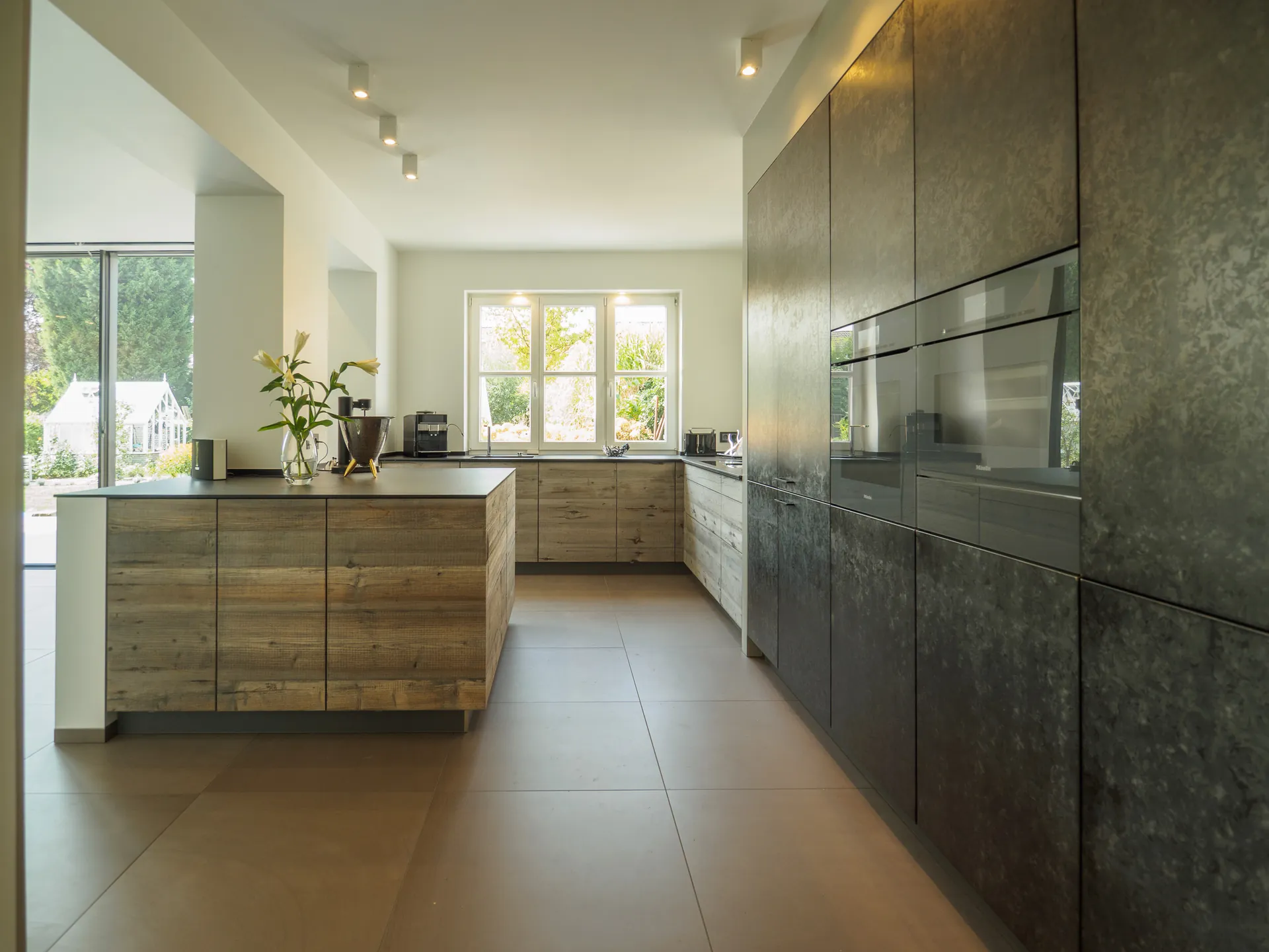 Designküche in Holz – Exklusive Küche mit sonnenverbrannten Holzfronten