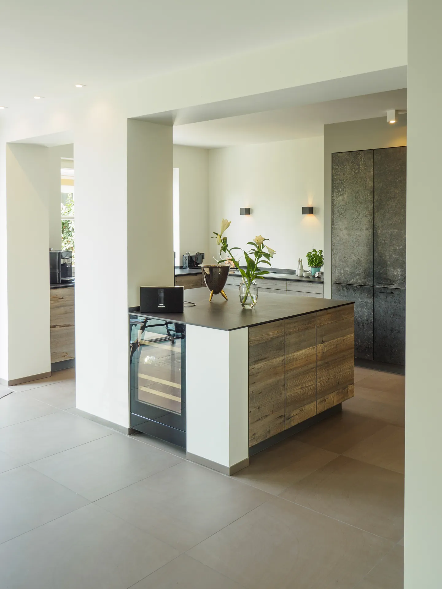 Designküche in Holz – Exklusive Küche mit sonnenverbrannten Holzfronten