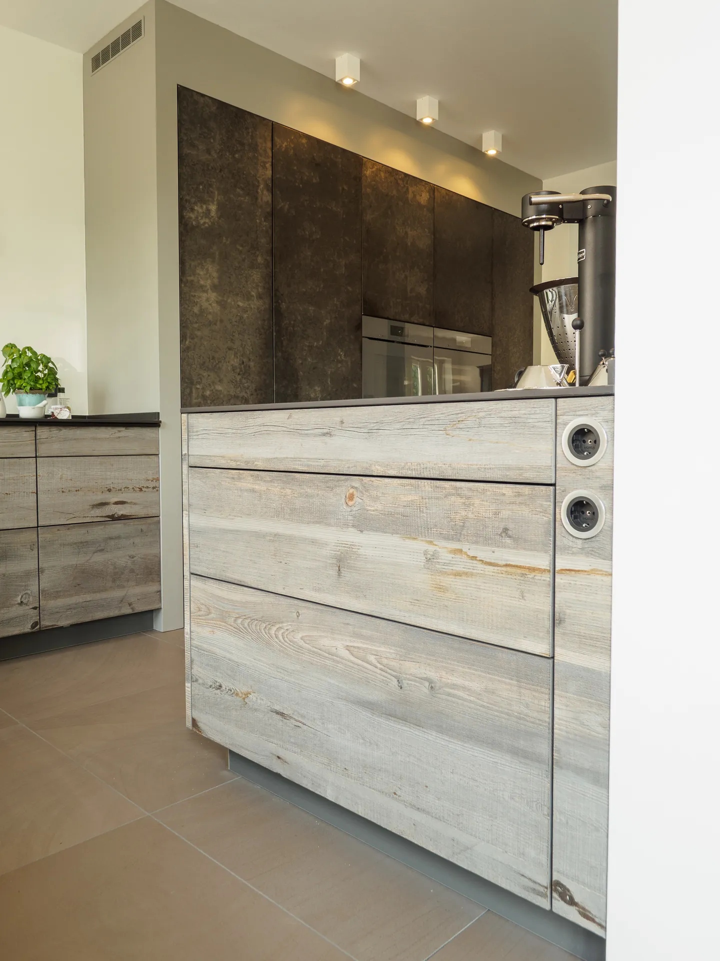 Designküche in Holz – Exklusive Küche mit sonnenverbrannten Holzfronten