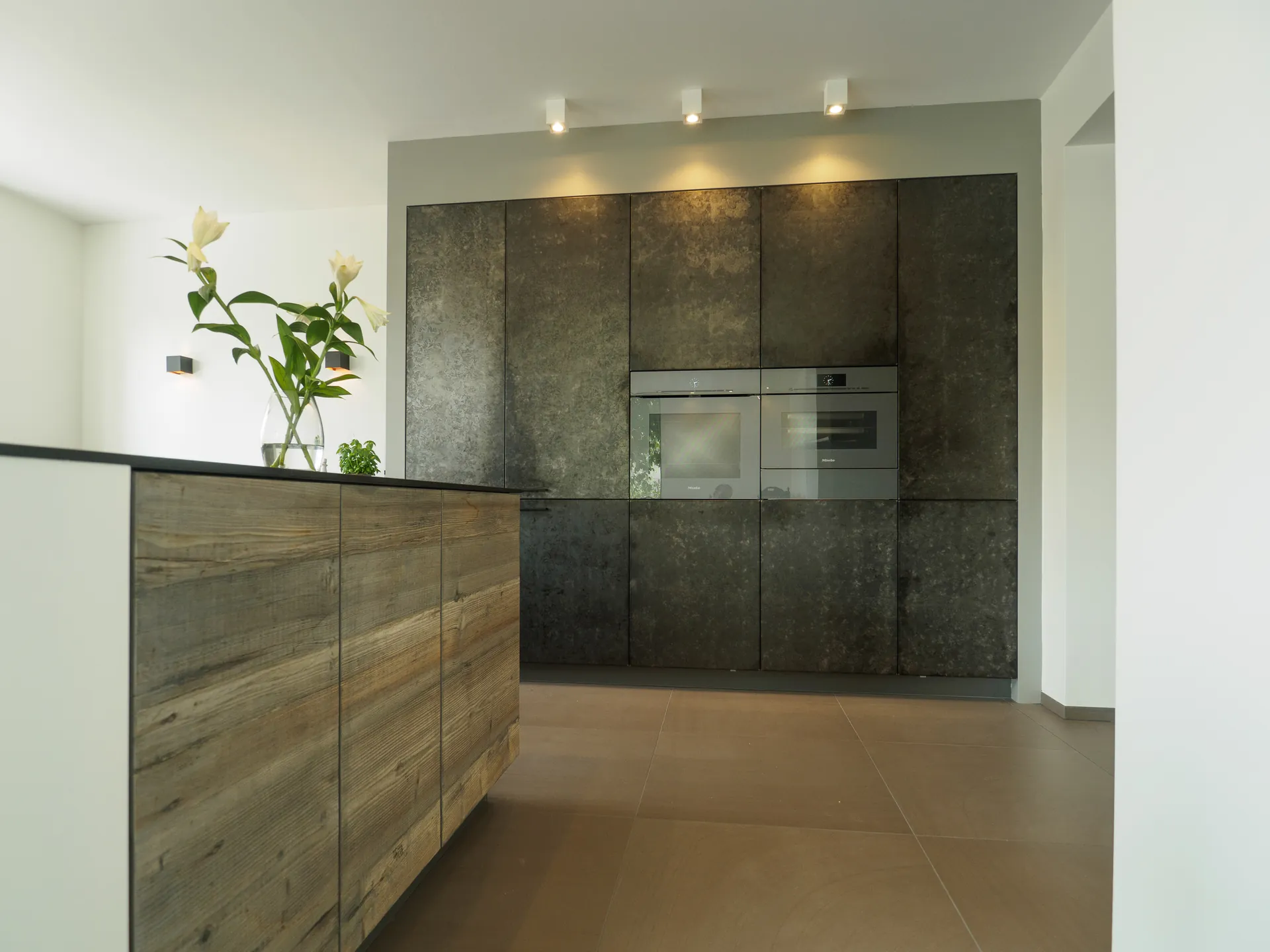 Designküche in Holz – Exklusive Küche mit sonnenverbrannten Holzfronten